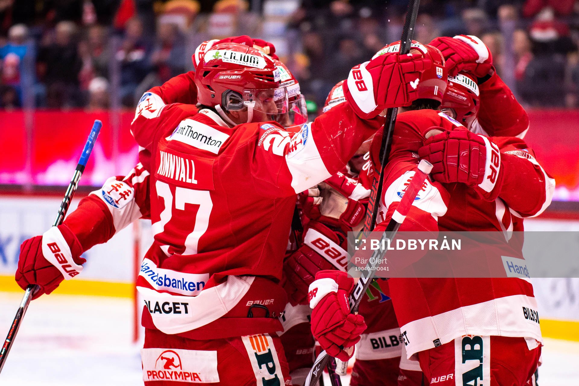 Timrås Henrik Törnqvist jublar med lagkamrater