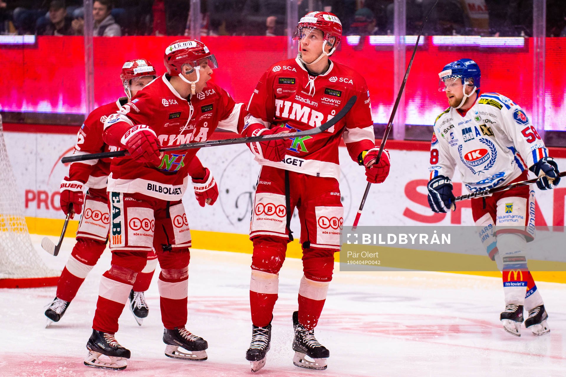 Timrås Henrik Törnqvist jublar med lagkamrater