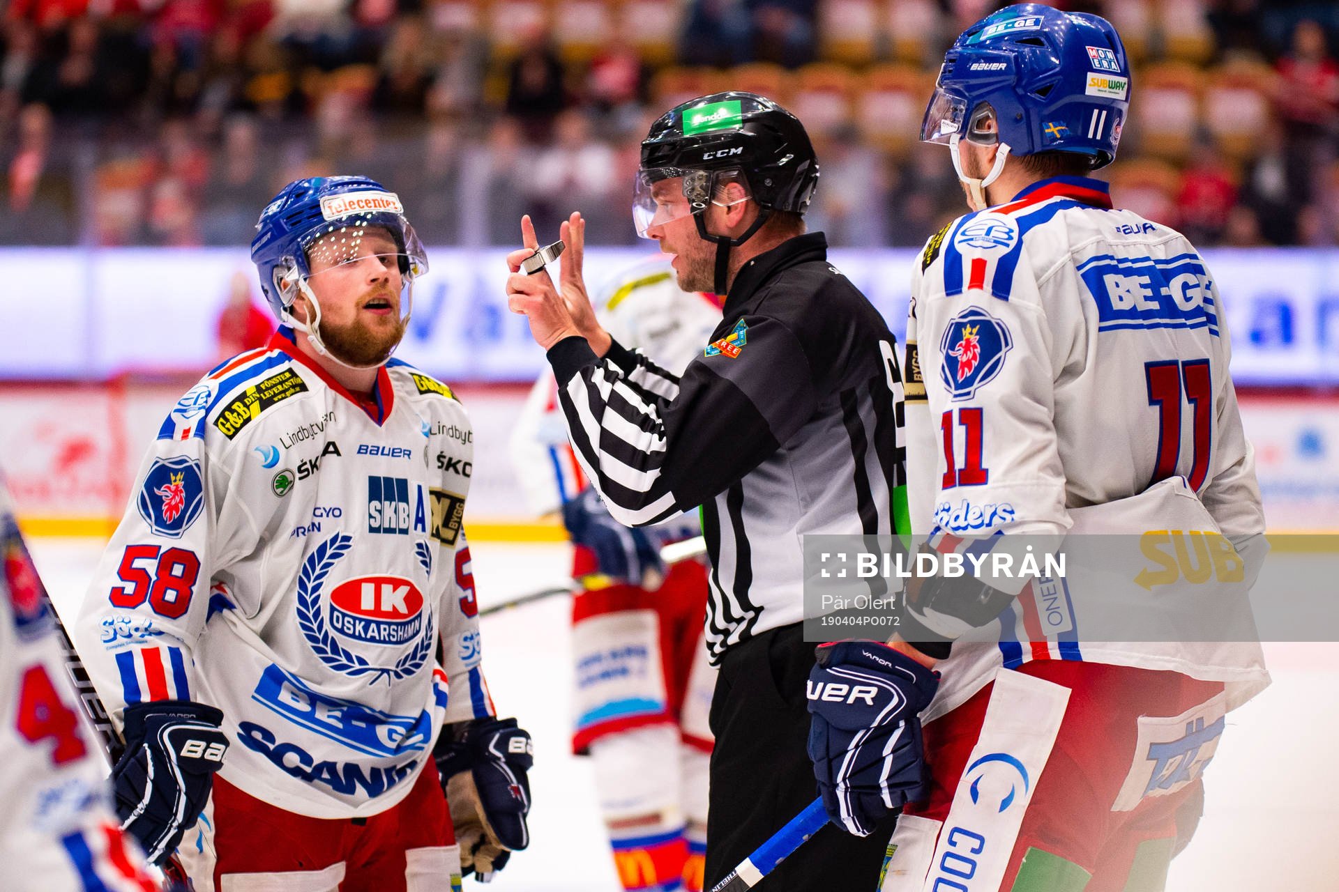 Oskarshamns Oskar Nilsson diskuterar med domaren
