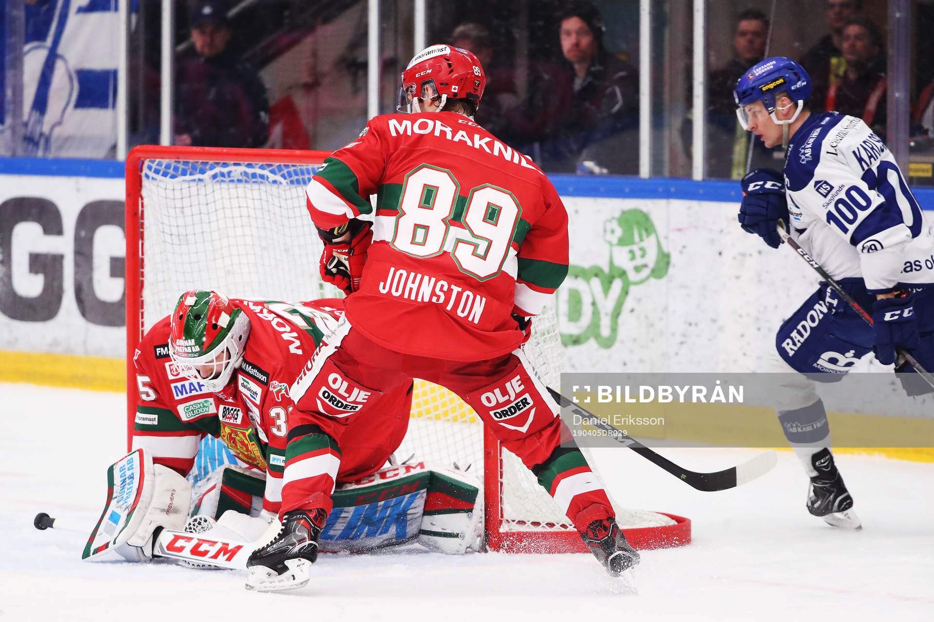 Moras målvakt Christian Engstrand och Ryan Johnston mot