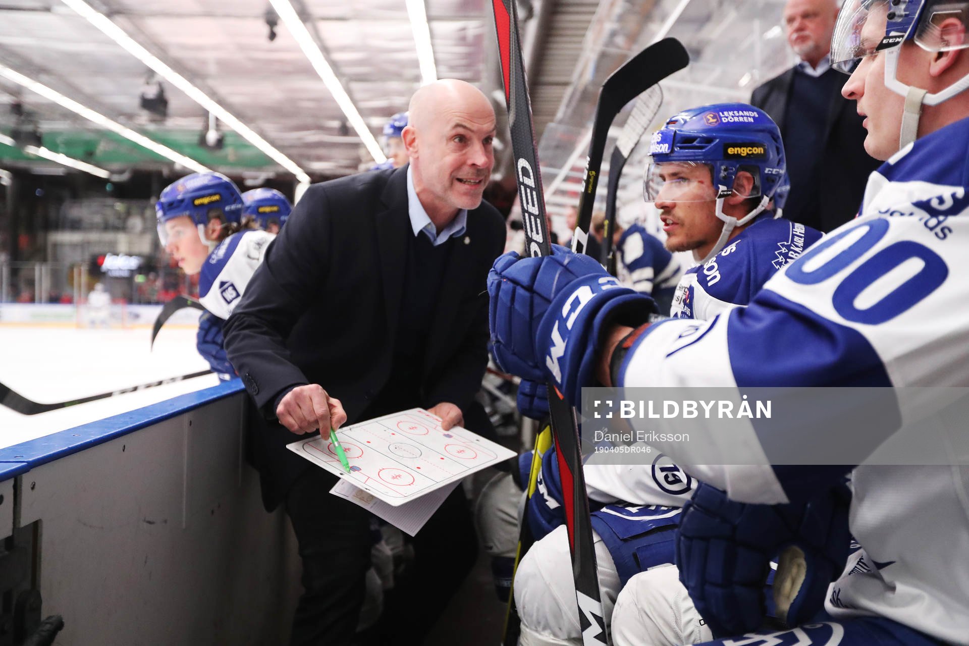 Leksands assisterande tränare Christer Olsson pratar med