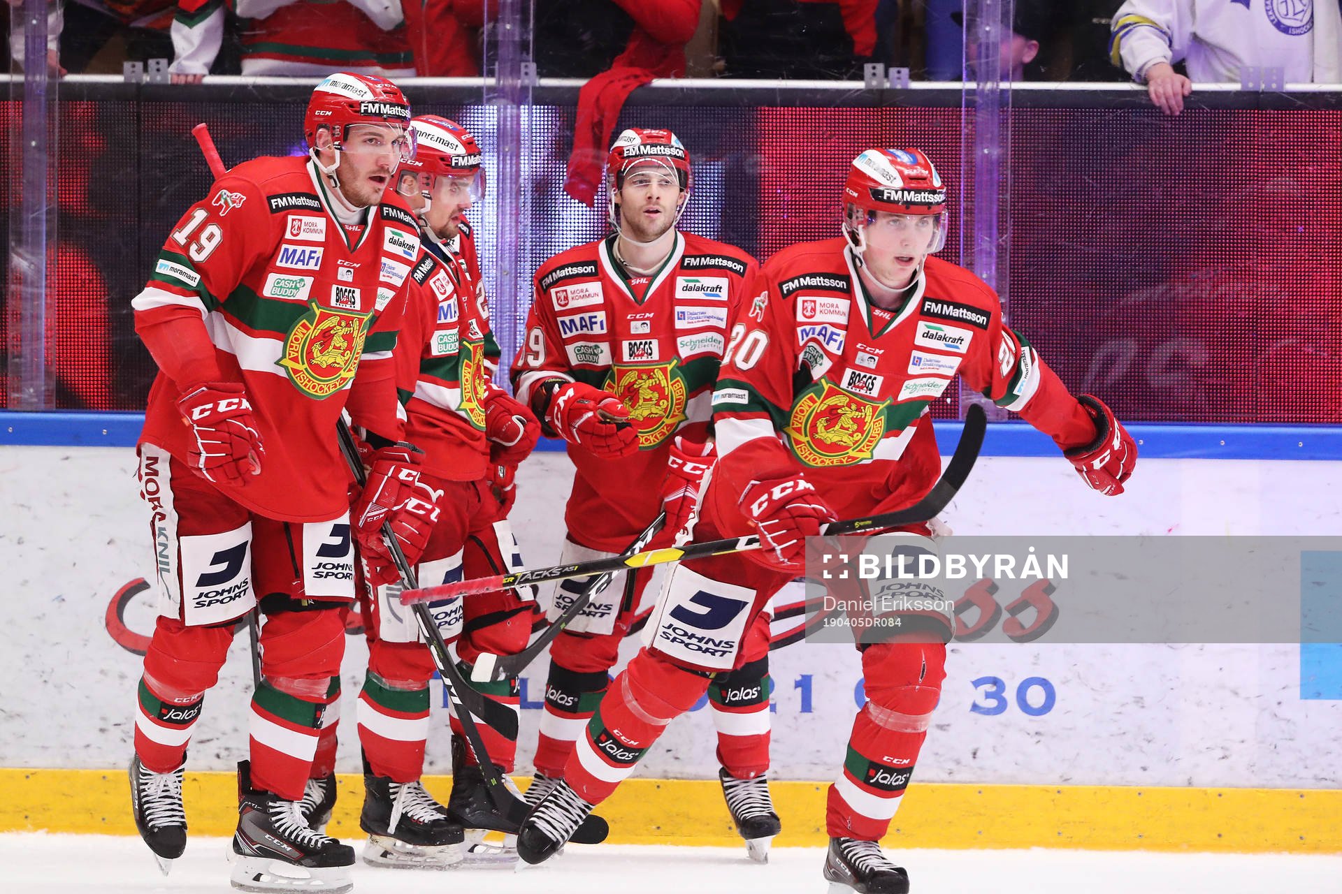 Moras Nils Carnbäck jublar