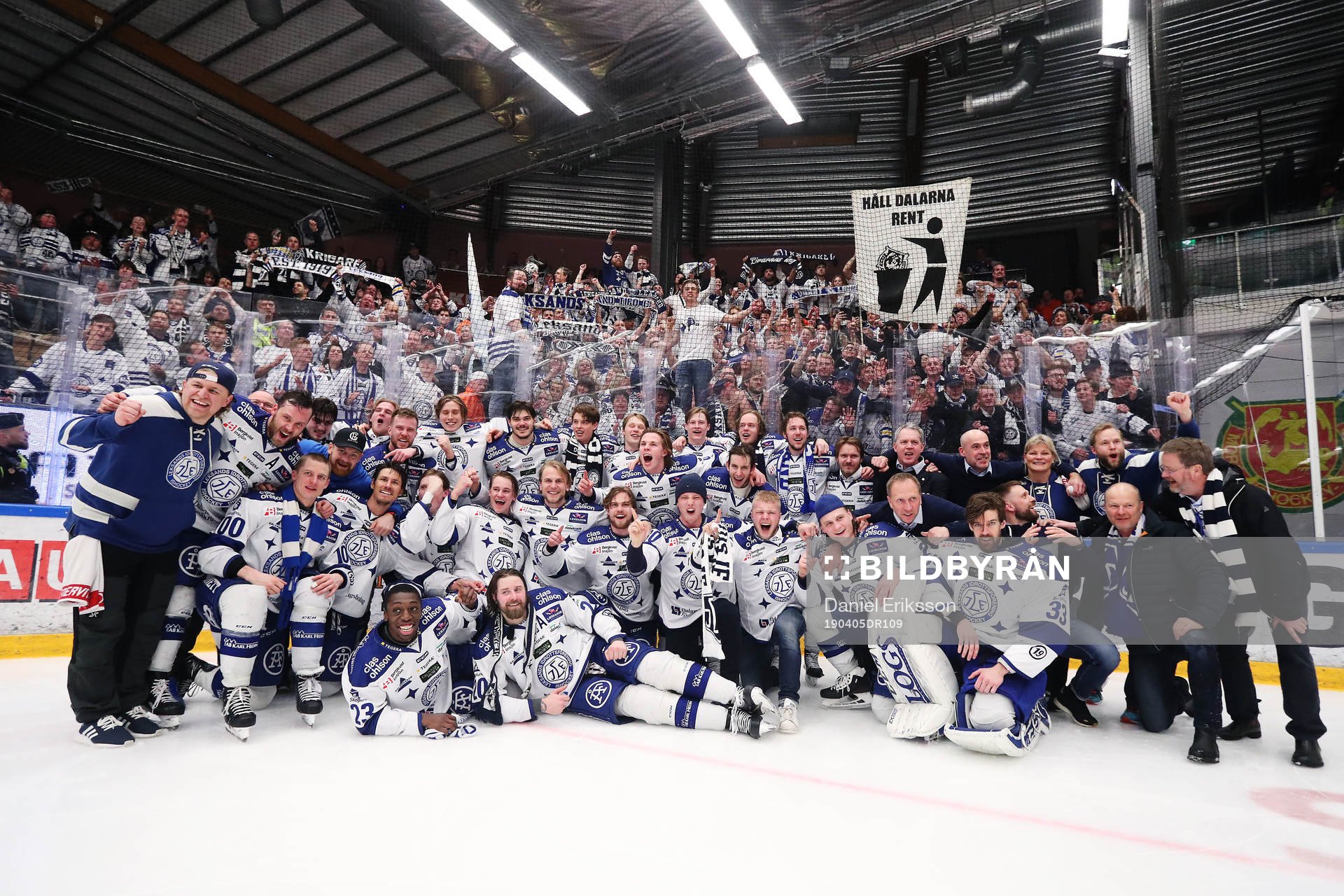 Leksands spelare jublar framför publiken