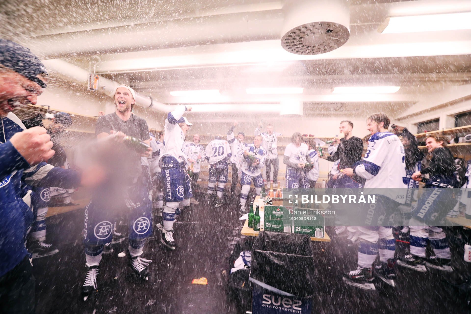 Leksands spelare jublar i omklädningsrummet