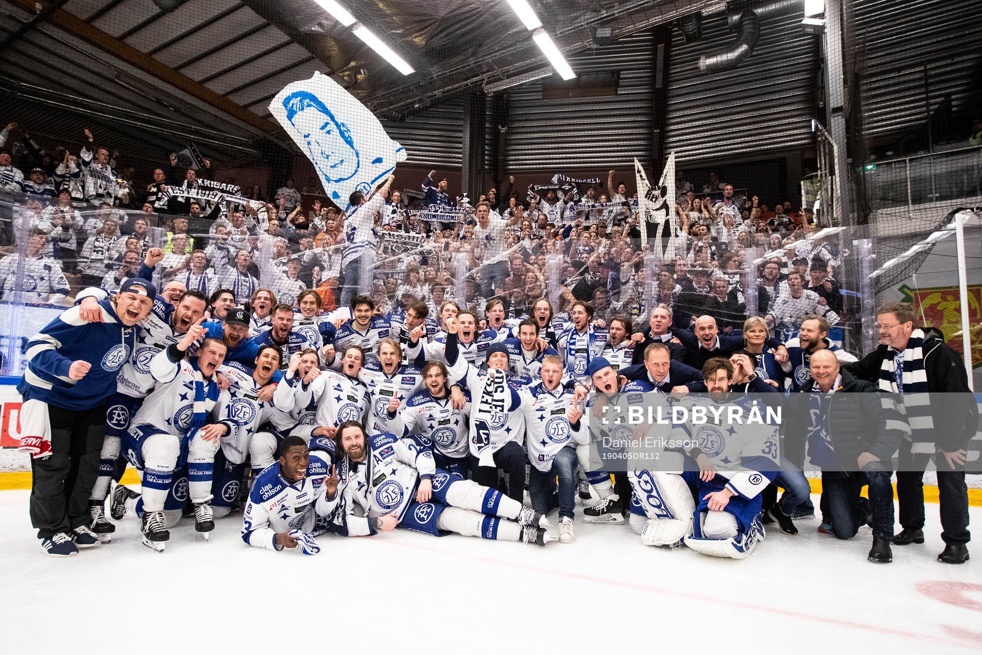 Leksands spelarna jublar framför fansen
