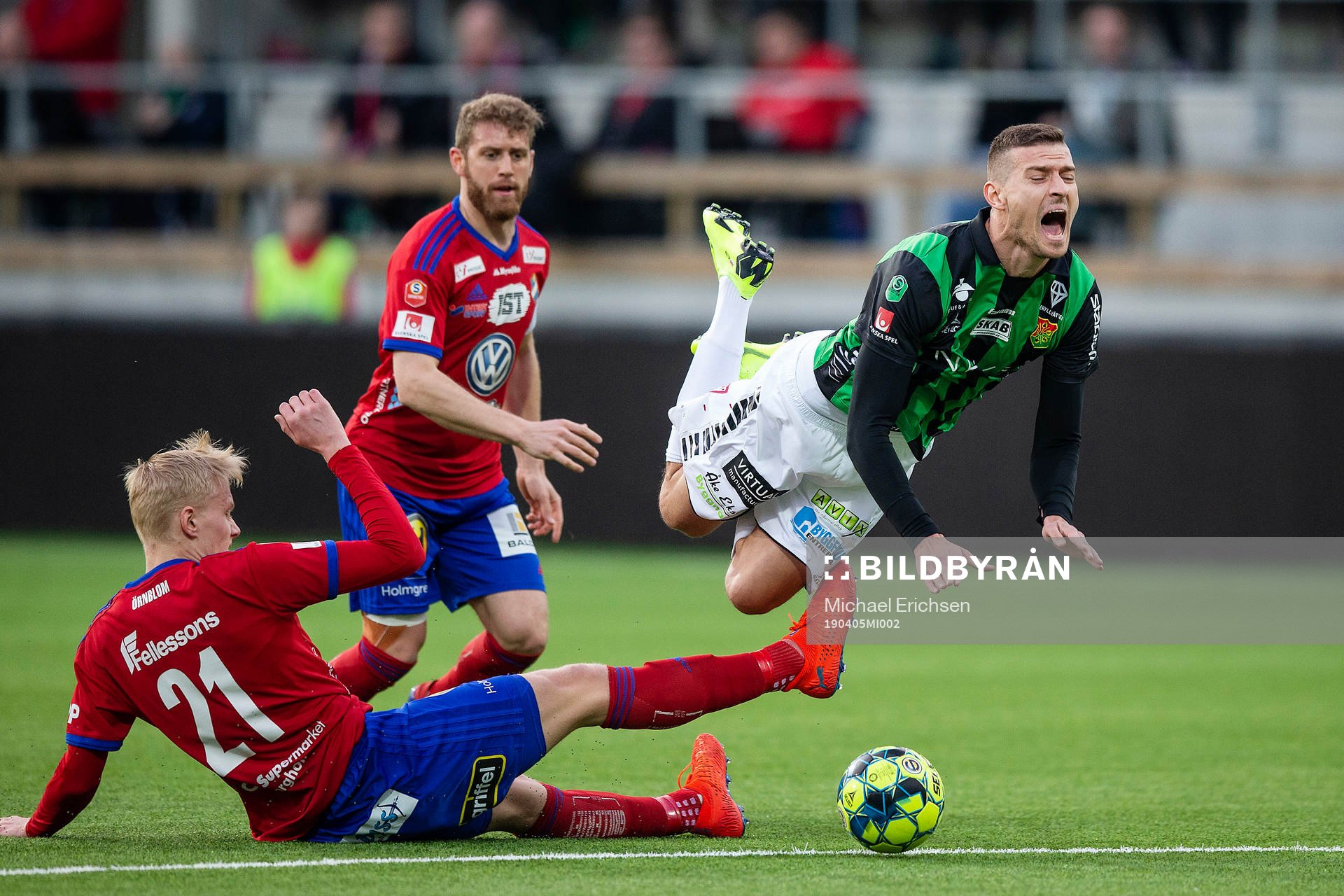 GAIS Nikola Asceric fälls av Östers Filip Örnblom