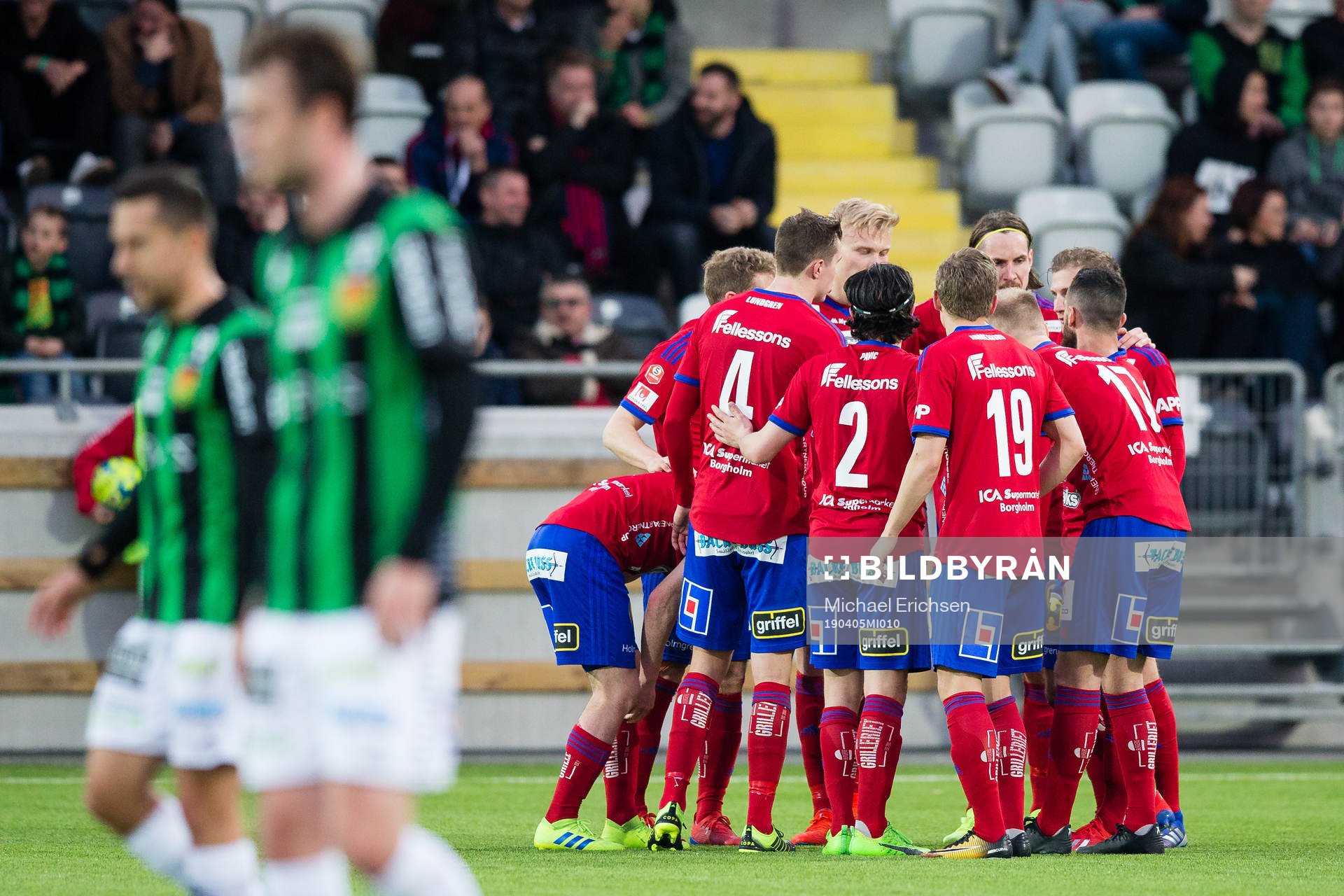 Östers Mattias Pavic jublar med lagkamrater efter 0-1 under fotbollsmatchen i Superettan mellan Gais och Öster den 5 april 2019 i Göteborg.