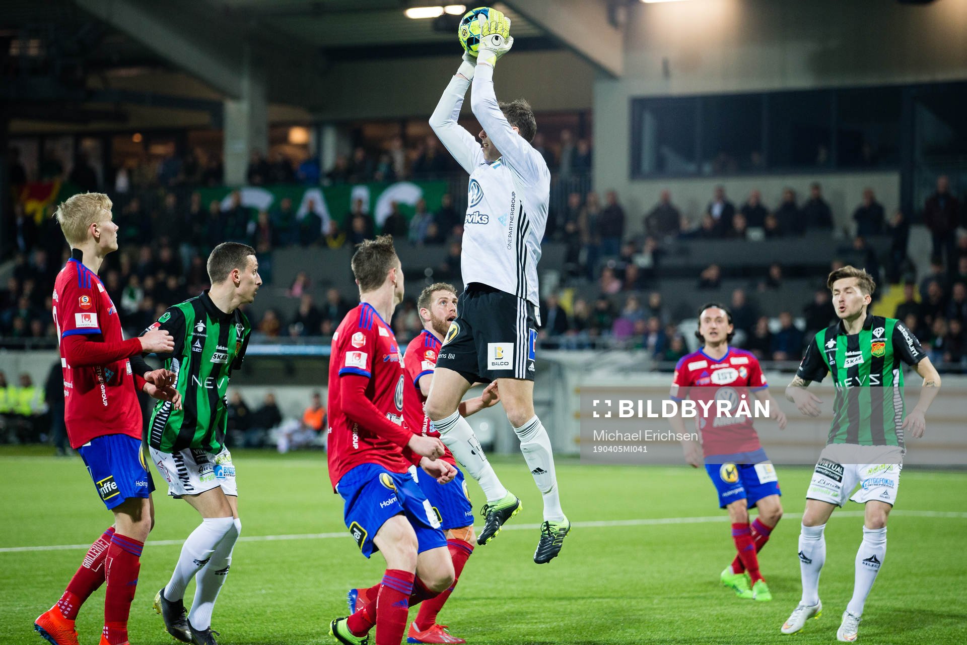 Östers målvakt Robin Malmkvist tar ned ett inlägg
