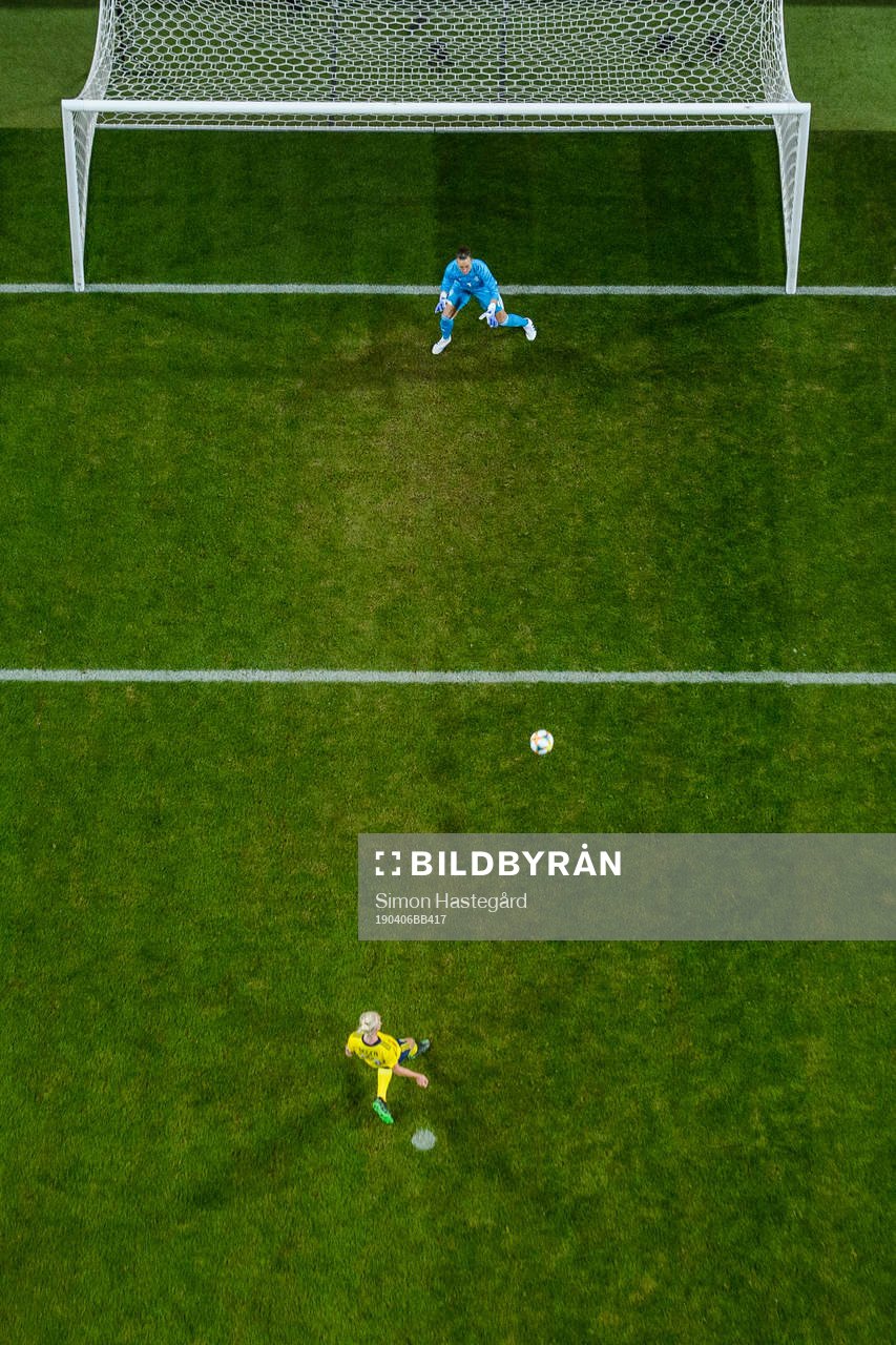 Caroline Seger of Sweden scores the 1-2 goal behind