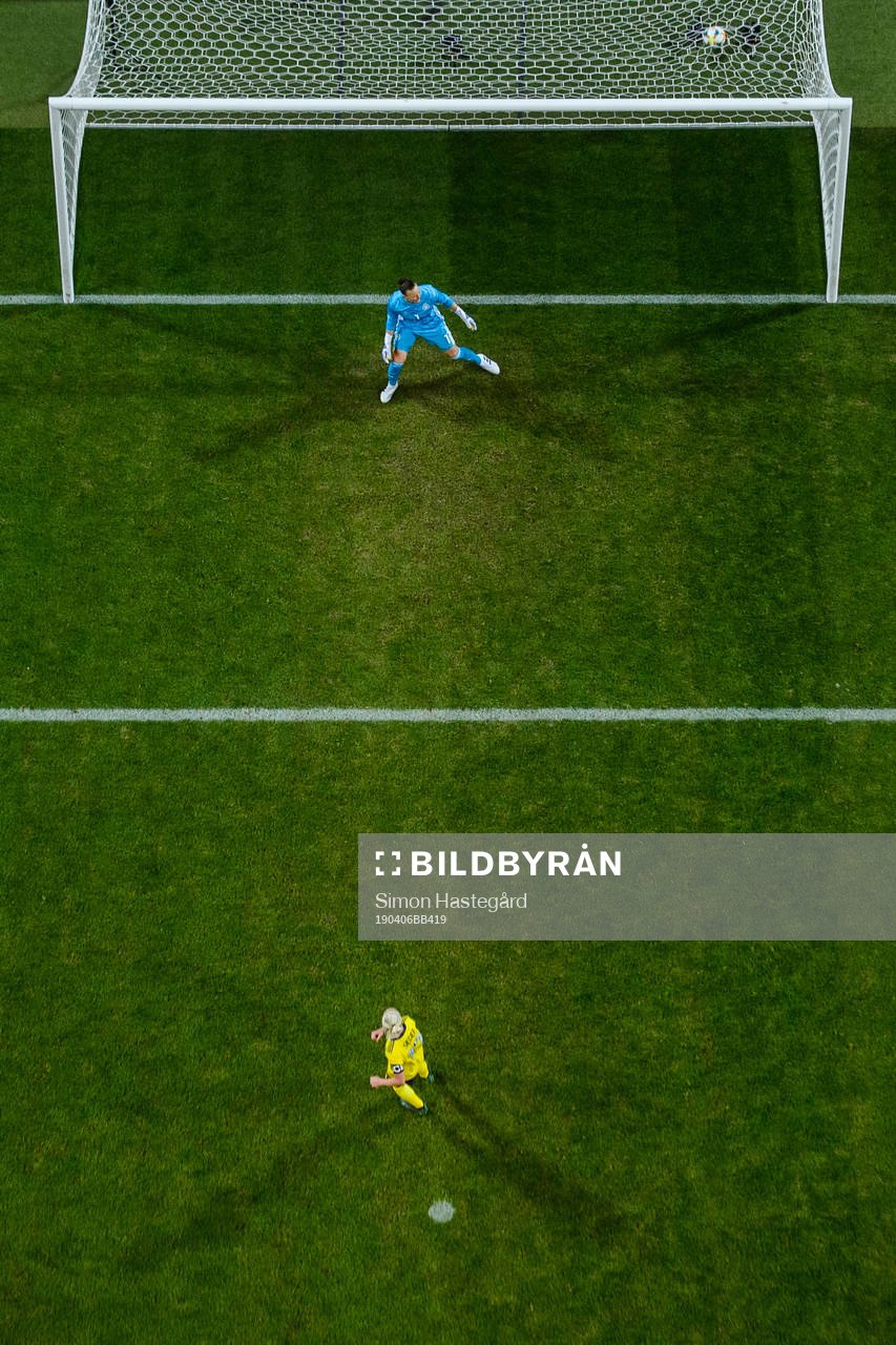 Caroline Seger of Sweden scores the 1-2 goal behind