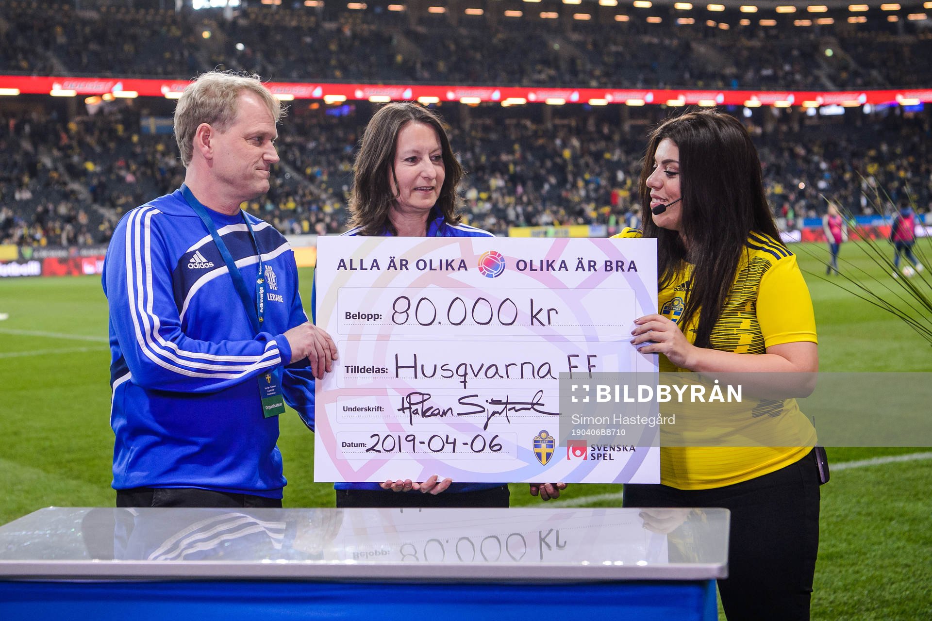 Representatives from Husqvarna FF receives a check from the