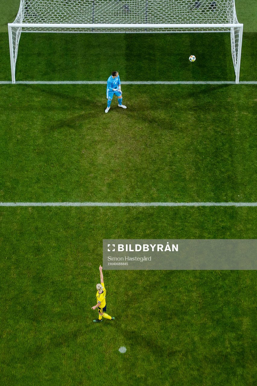 Caroline Seger of Sweden scores the 1-2 goal behind