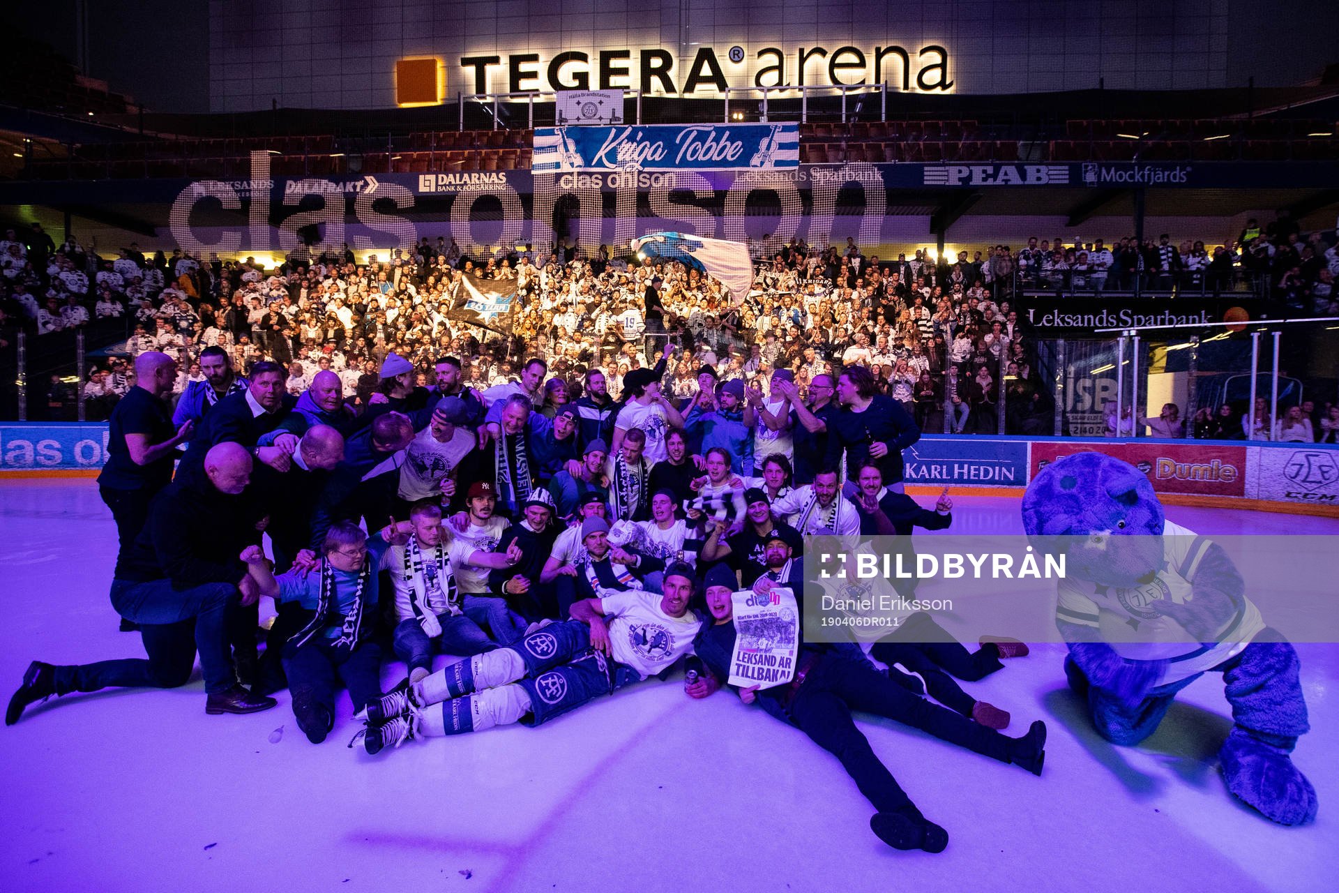 Leksands spelarna firar i Tegera Arena