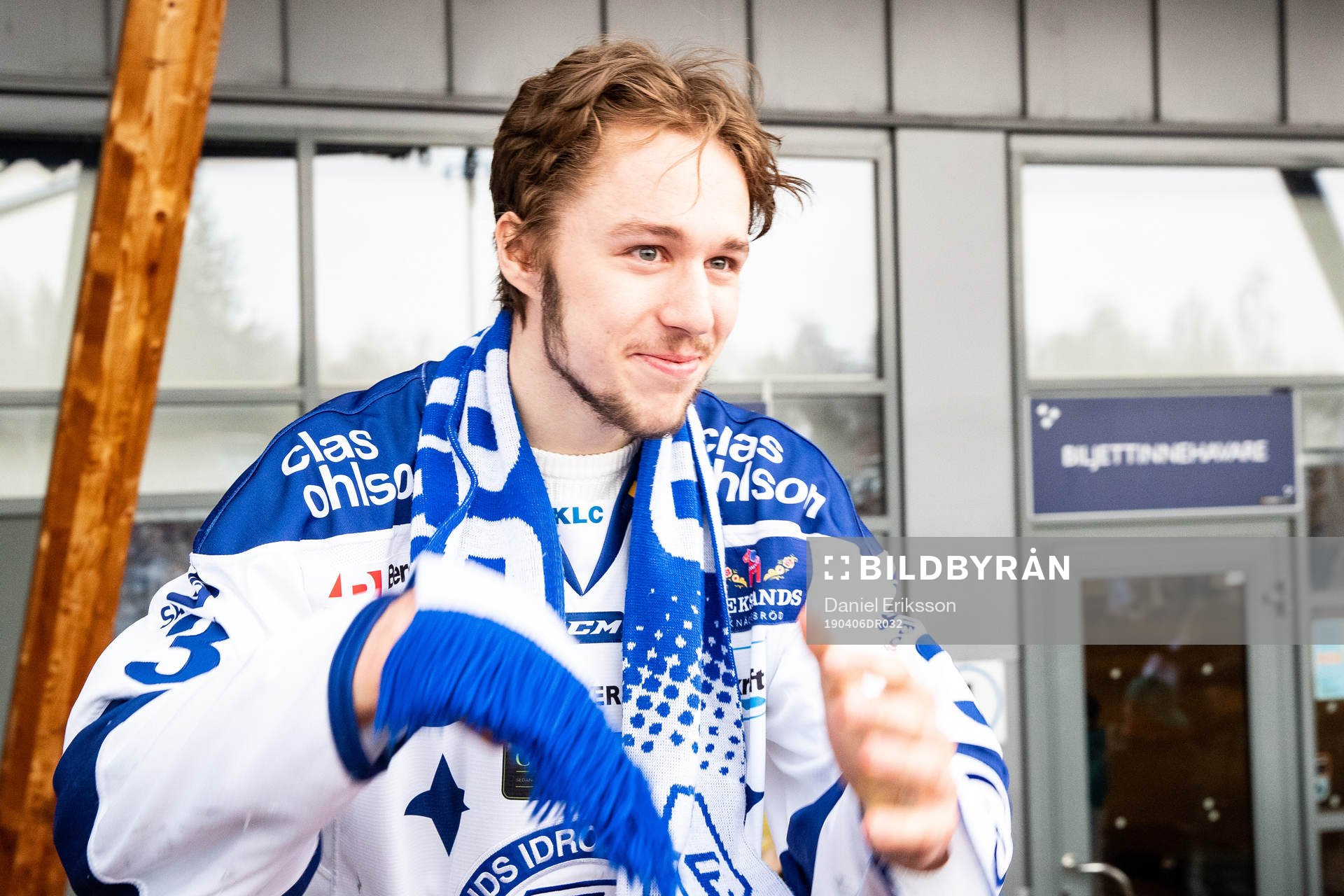 Leksands August Berg  firar vid Tegera Arena dagen