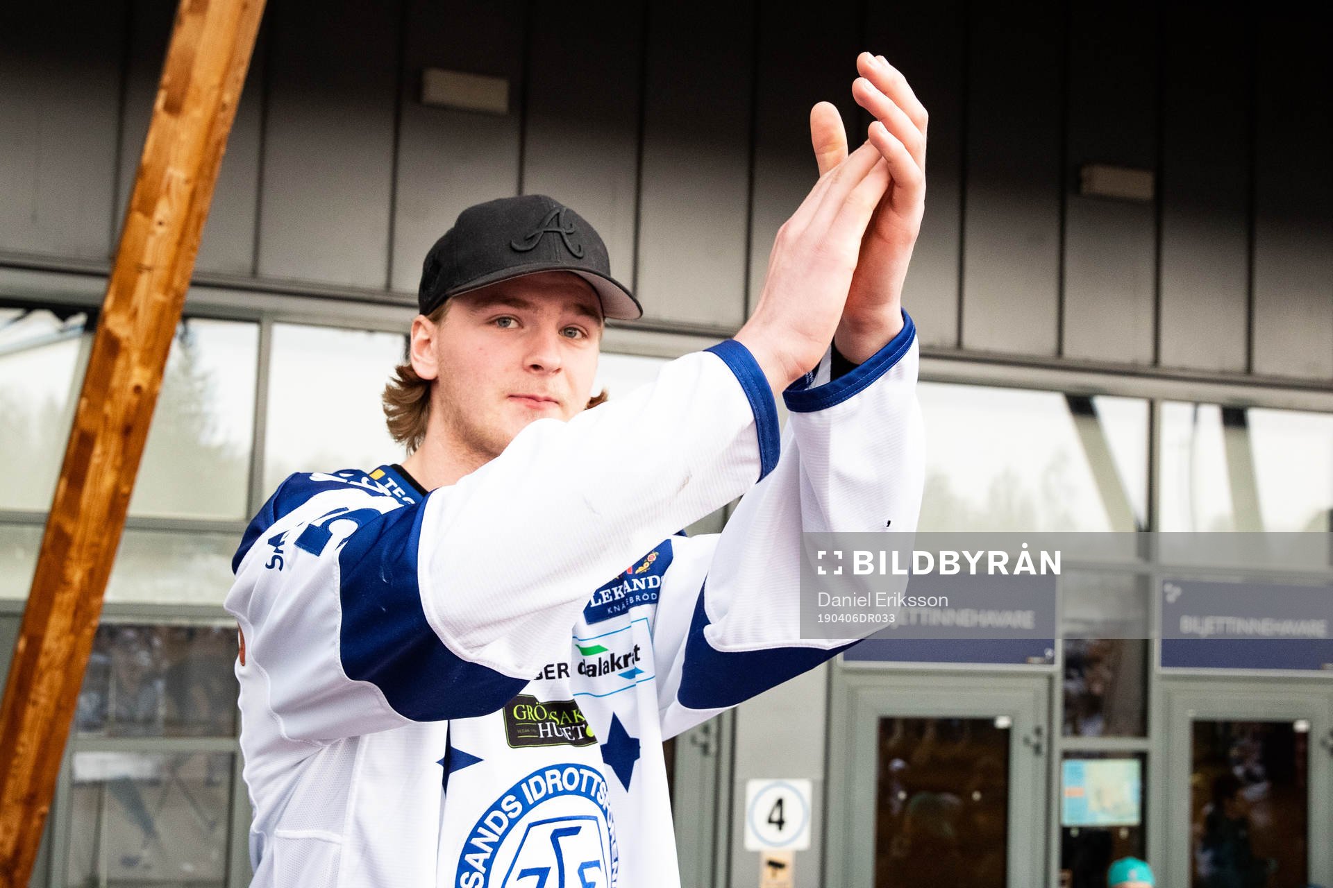 Leksands Calle Själin  firar vid Tegera Arena dagen