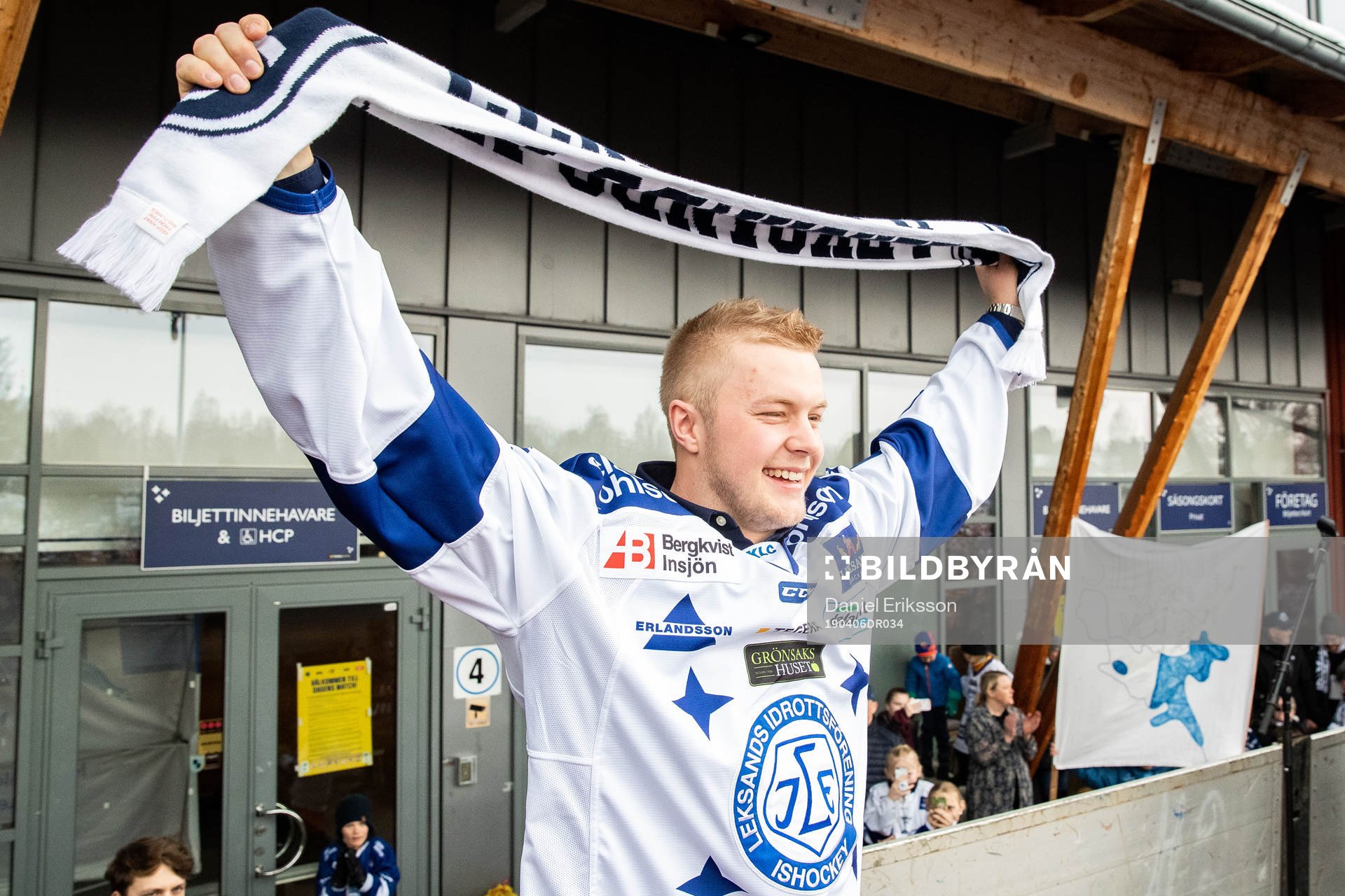 Leksands Axel Bergkvist  firar vid Tegera Arena dagen