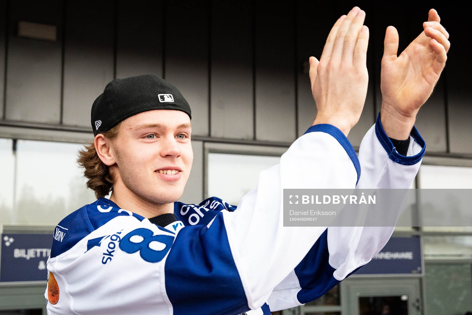 Leksands Filip Johansson  firar vid Tegera Arena dagen