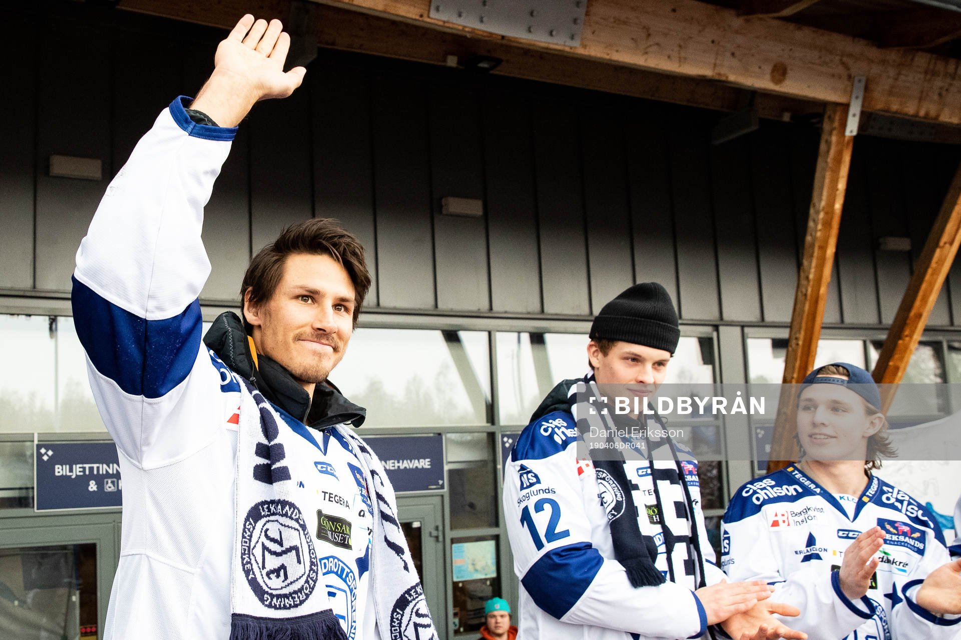 Leksands Jon Knuts  firar vid Tegera Arena dagen