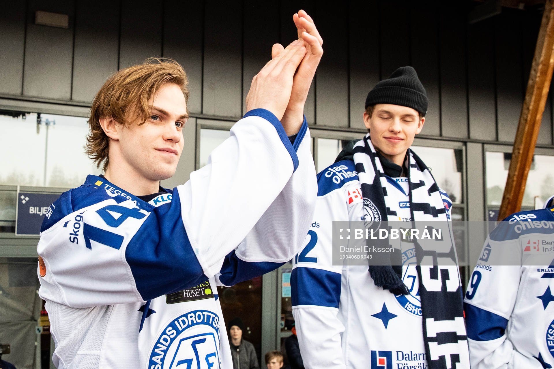 Leksands Oskar Lang  firar vid Tegera Arena dagen