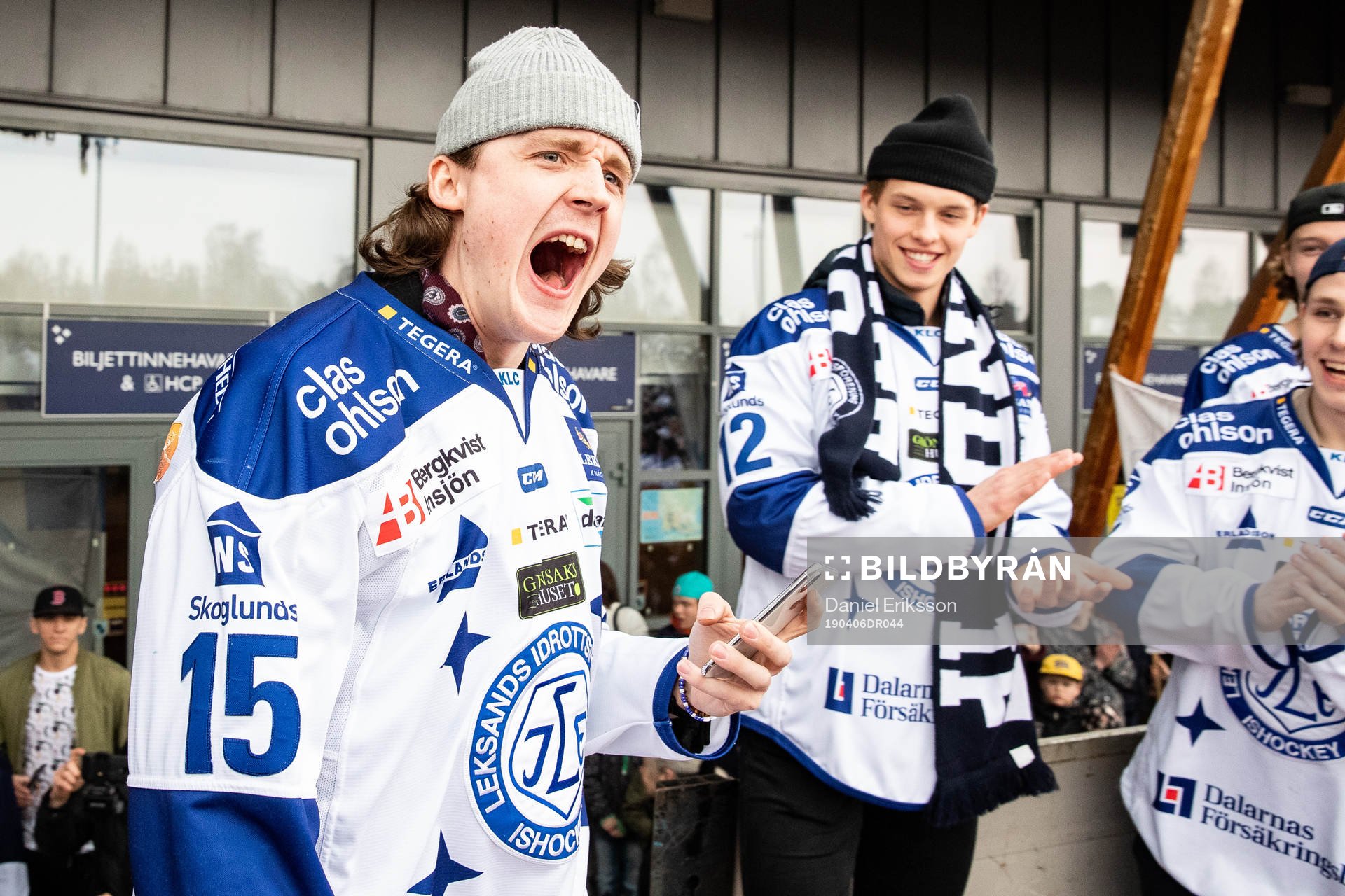 Leksands Johan Porsberger  firar vid Tegera Arena dagen