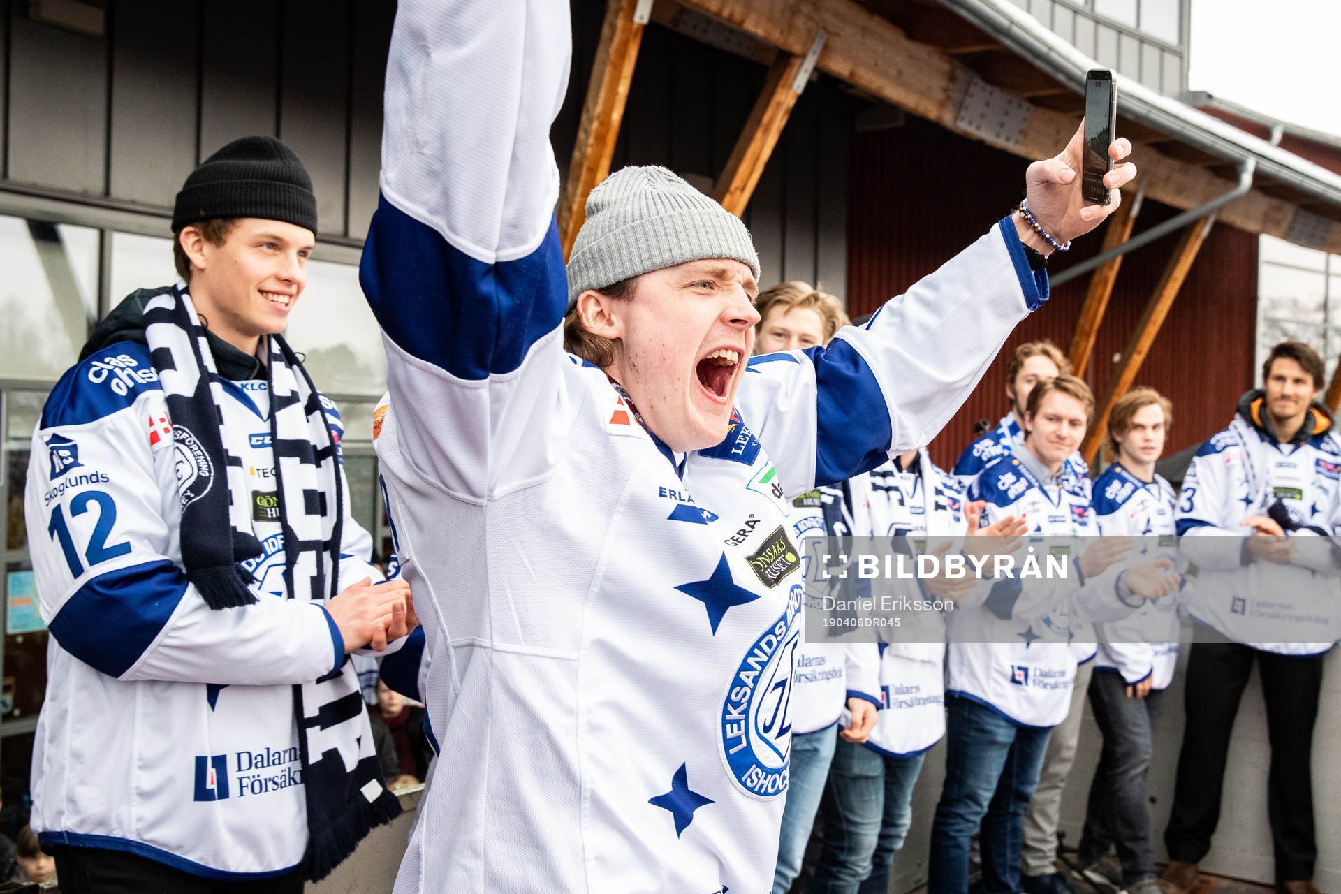 Leksands Johan Porsberger  firar vid Tegera Arena dagen