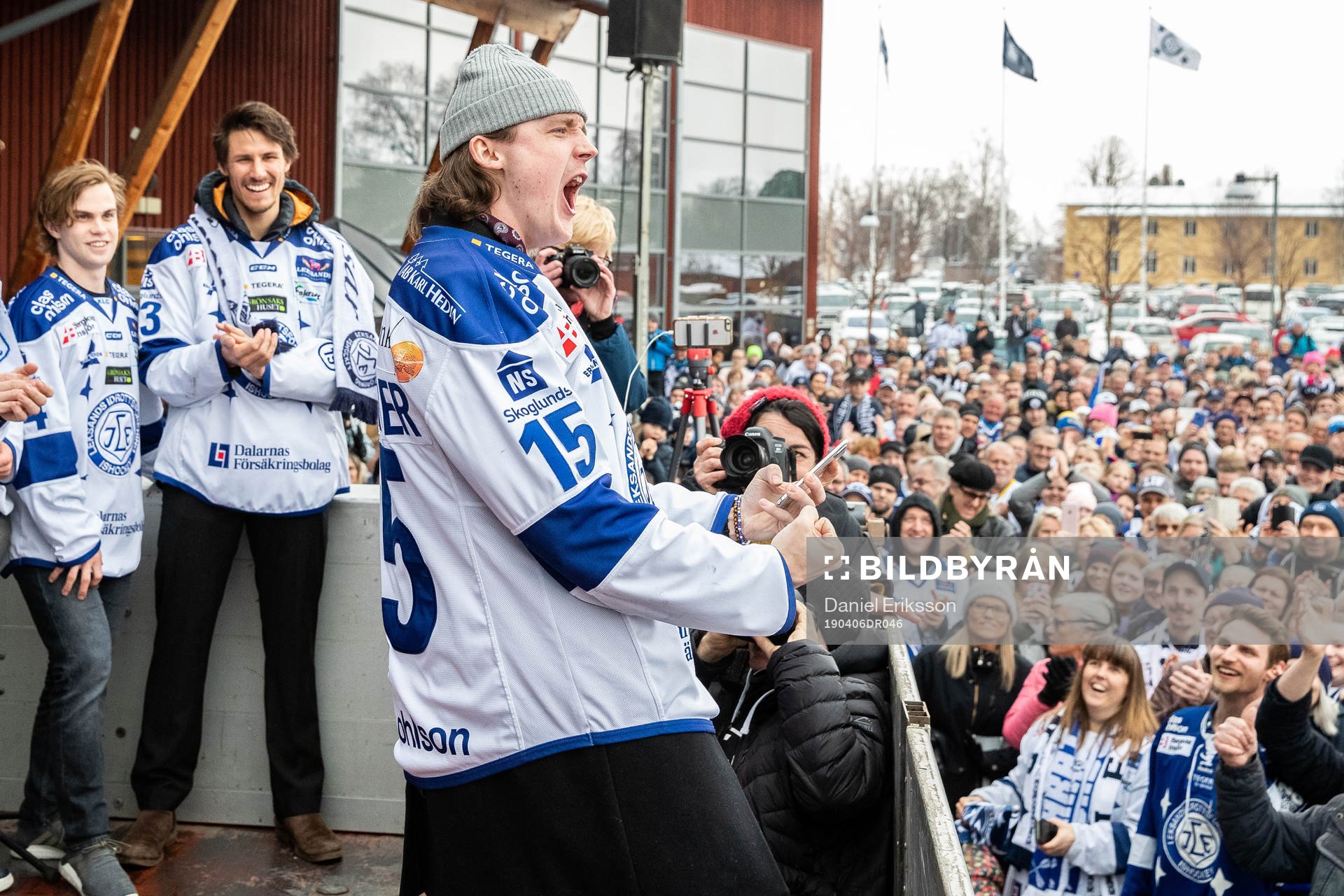 Leksands Johan Porsberger  firar vid Tegera Arena dagen