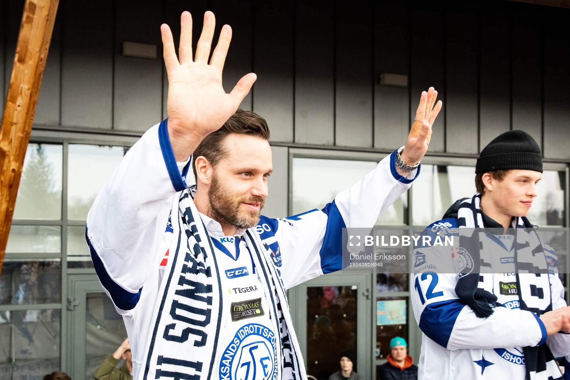 Leksands Jesper Ollas  firar vid Tegera Arena dagen