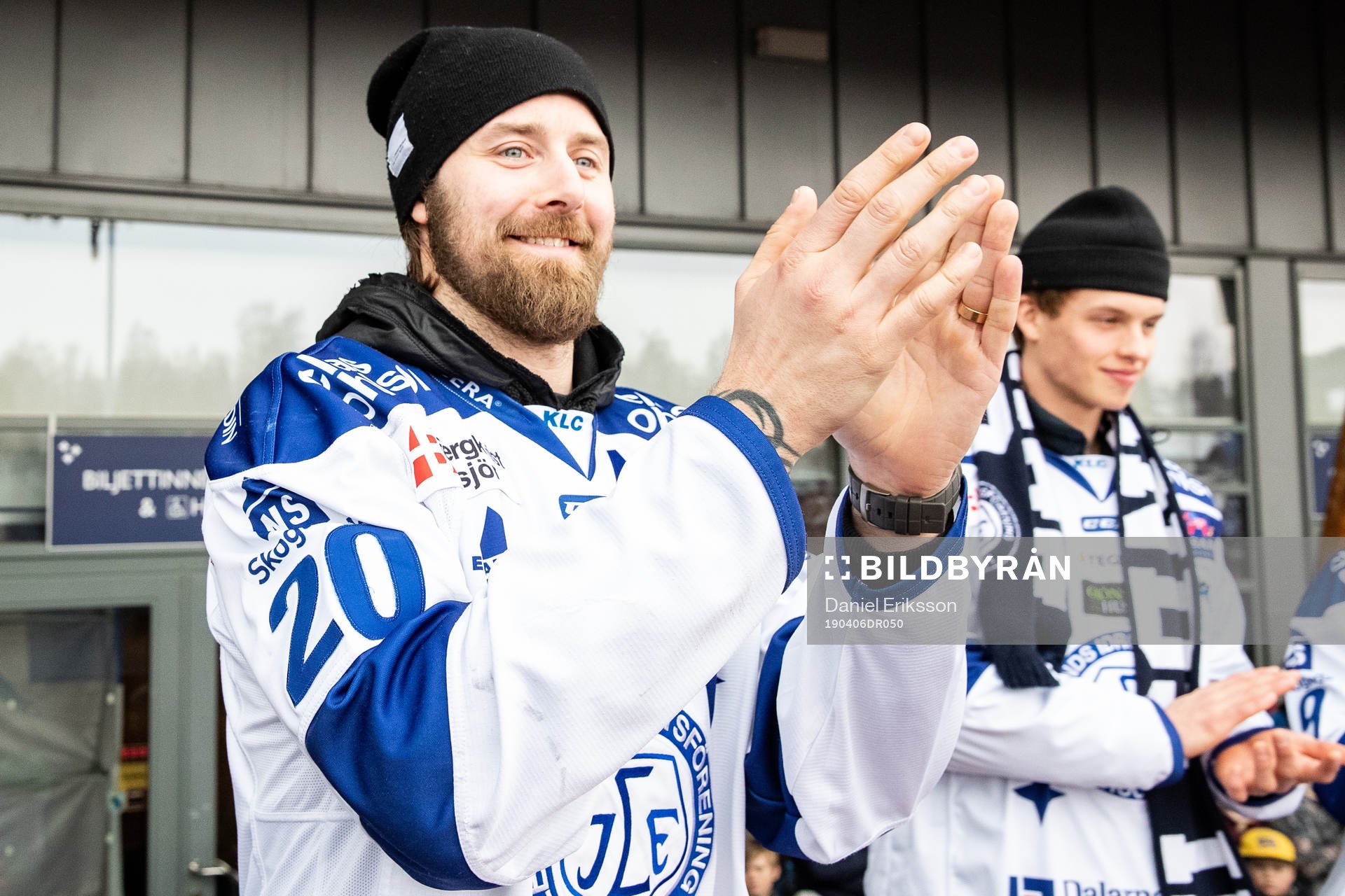 Leksands Mattias Karlsson  firar vid Tegera Arena dagen