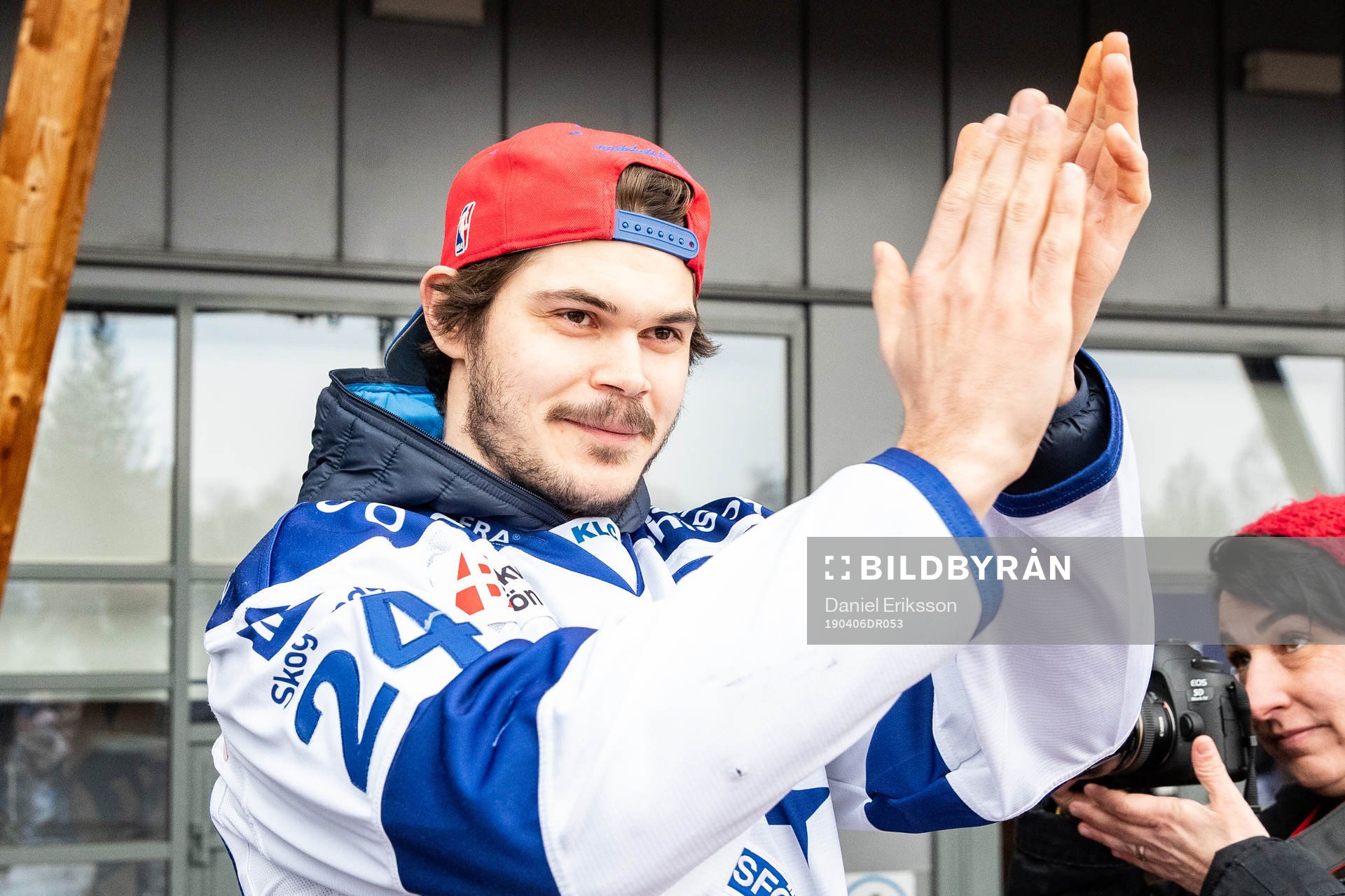 Leksands Thomas Valkvæ Olsen   firar vid Tegera Arena dagen
