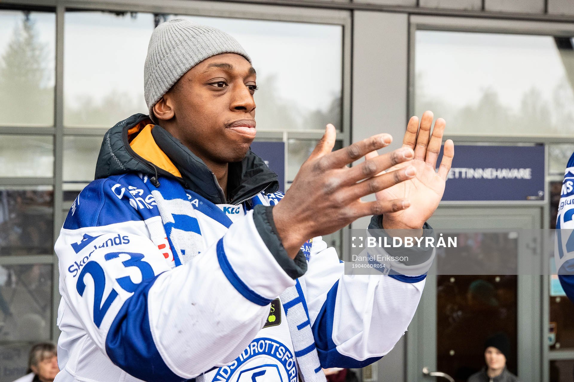Leksands Hugo Enock  firar vid Tegera Arena dagen