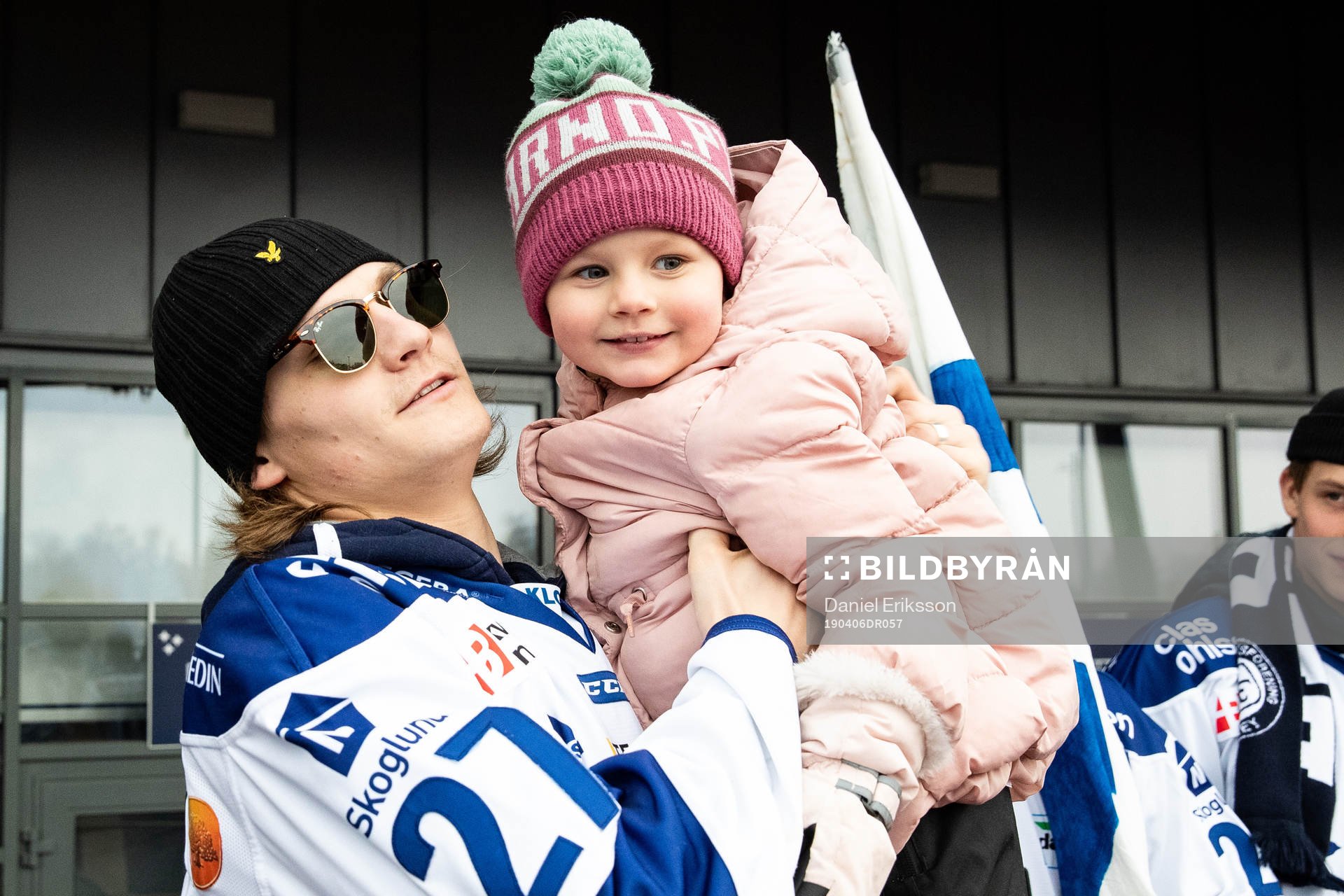 Leksands Anton Karlsson med dotter firar vid Tegera Arena