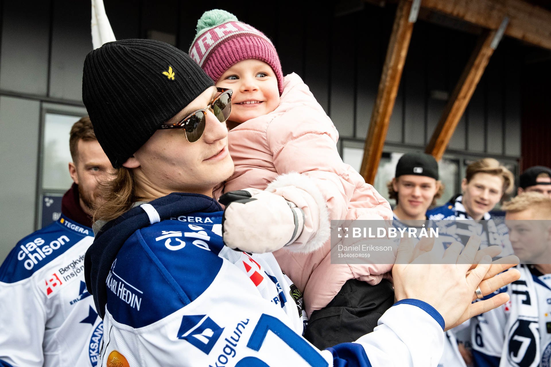 Leksands Anton Karlsson med dotter firar vid Tegera Arena