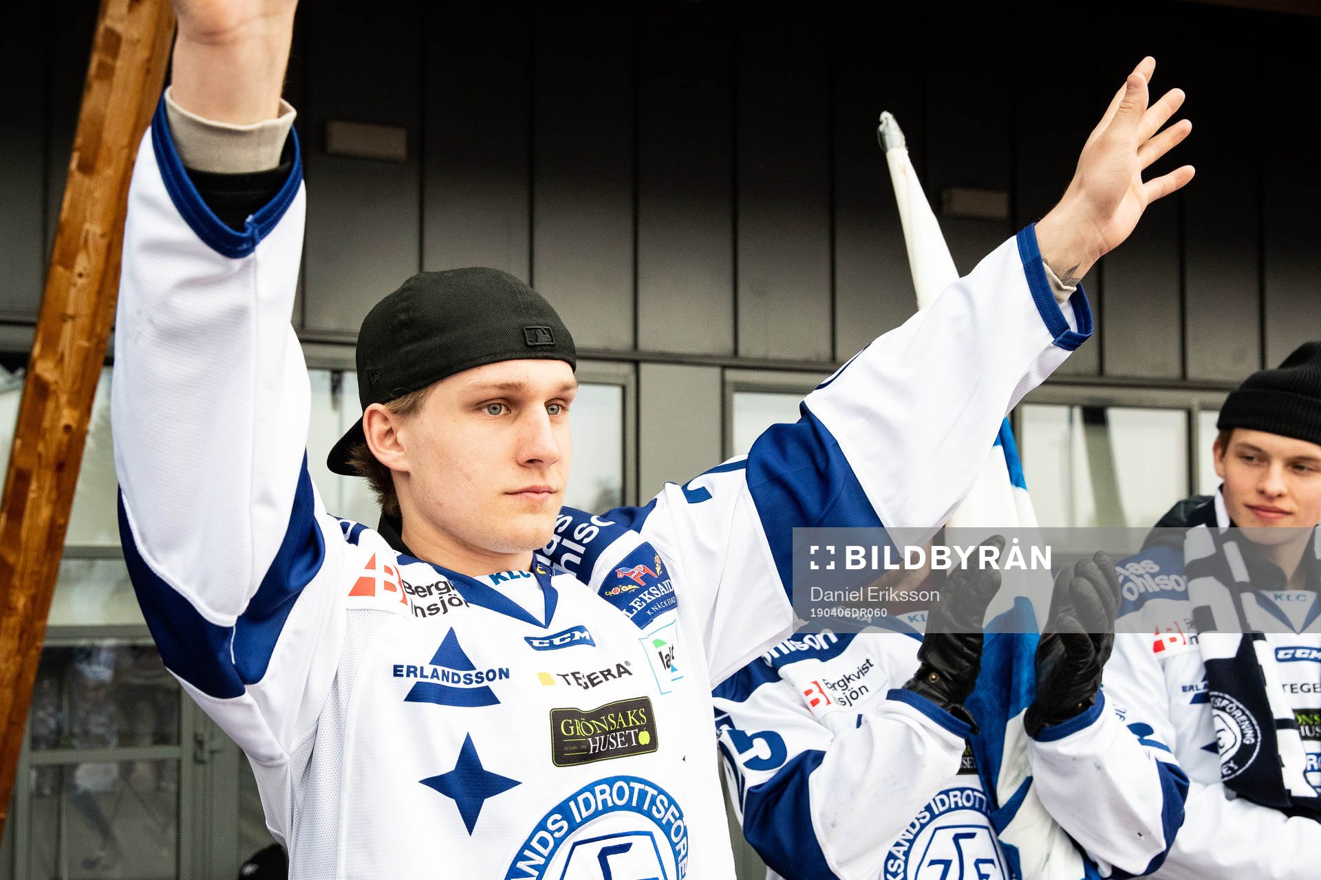 Leksands Dennis Finn Olsson  firar vid Tegera Arena dagen
