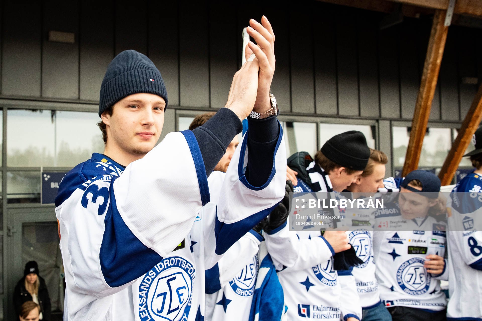 Leksands Victor Rörrqvist firar vid Tegera Arena dagen