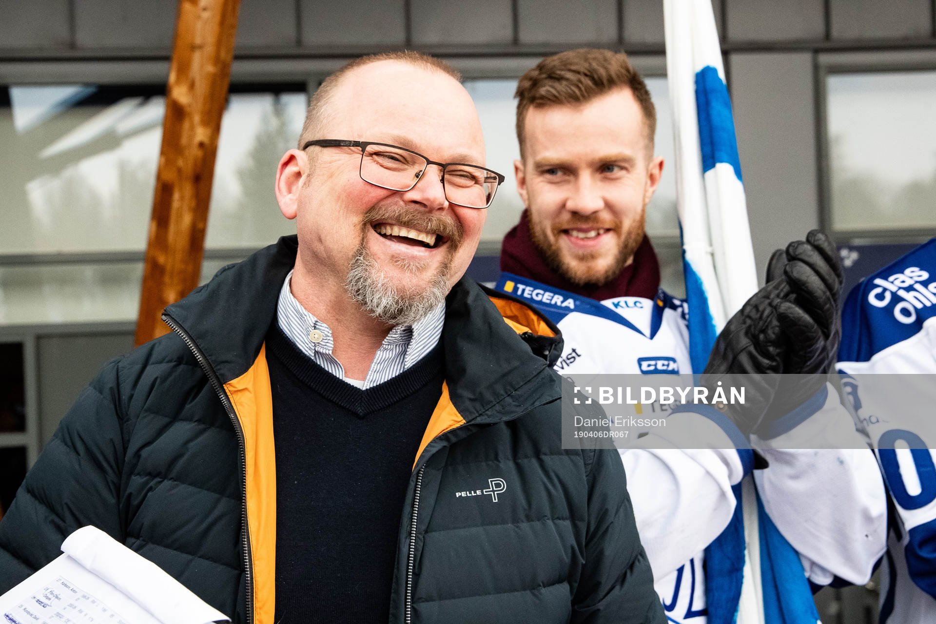 Leksands materialförvaltare Rob Flahiff  firar vid Tegera