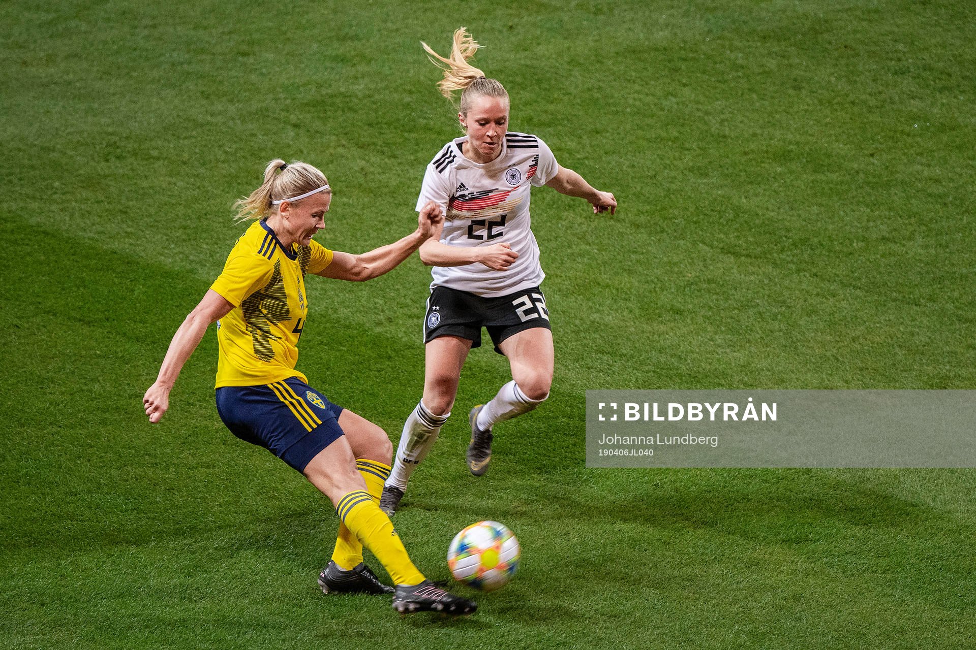 Hanna Glas of Sweden and Turid Knaak of Germany