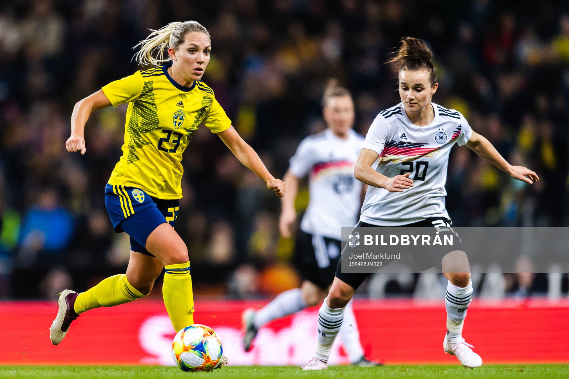 Elin Rubensson of Sweden and Lina Magull of Germany