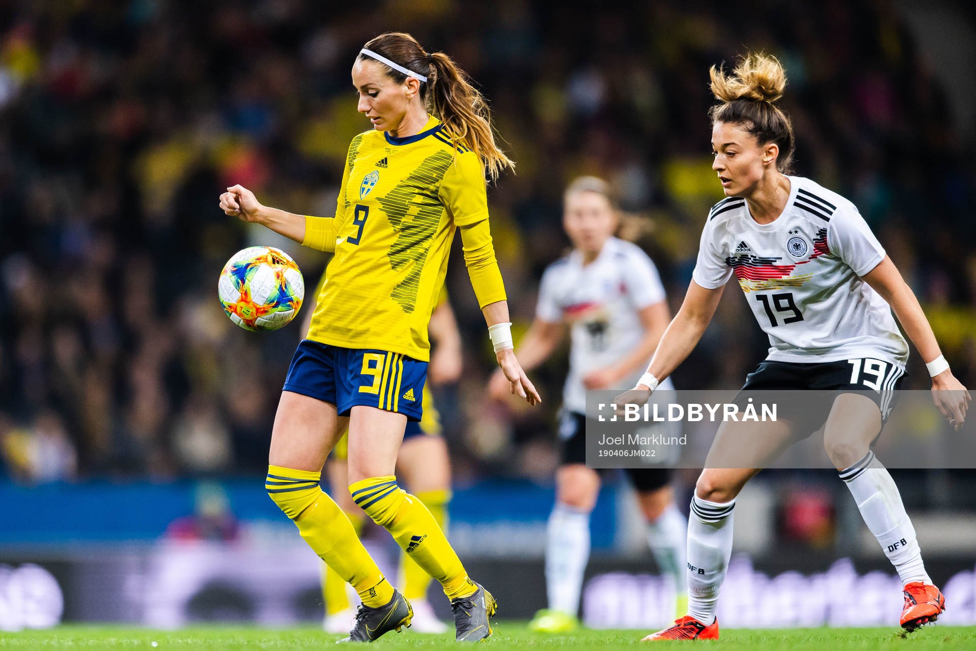 Kosovare Asllani of Sweden and Felicitas Rauch of Germany