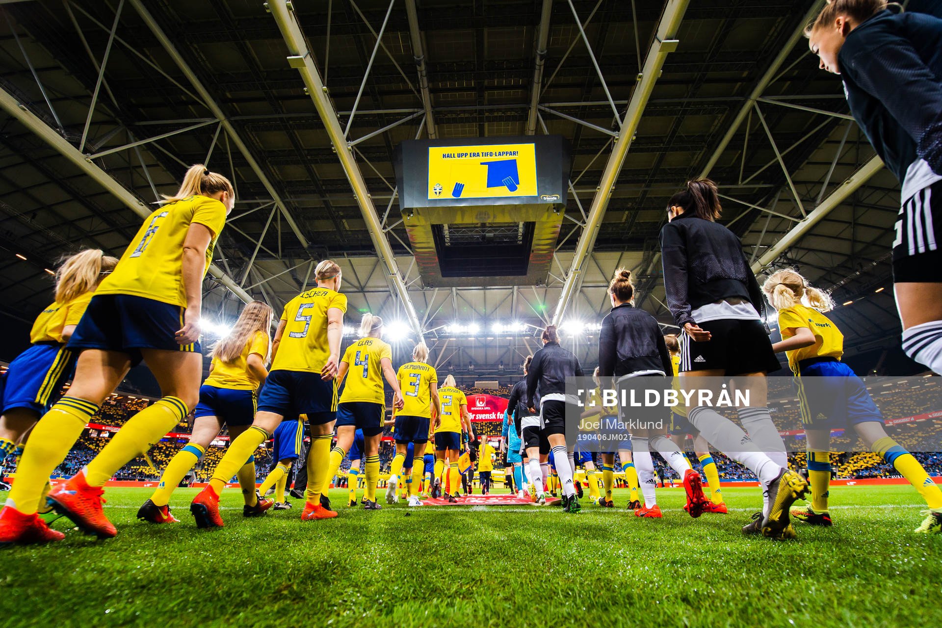 The players enters the pitch