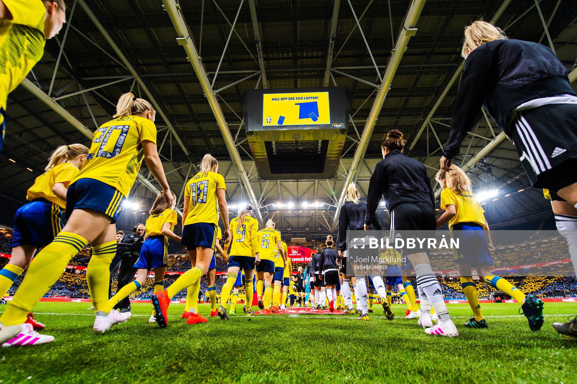 The players enters the pitch