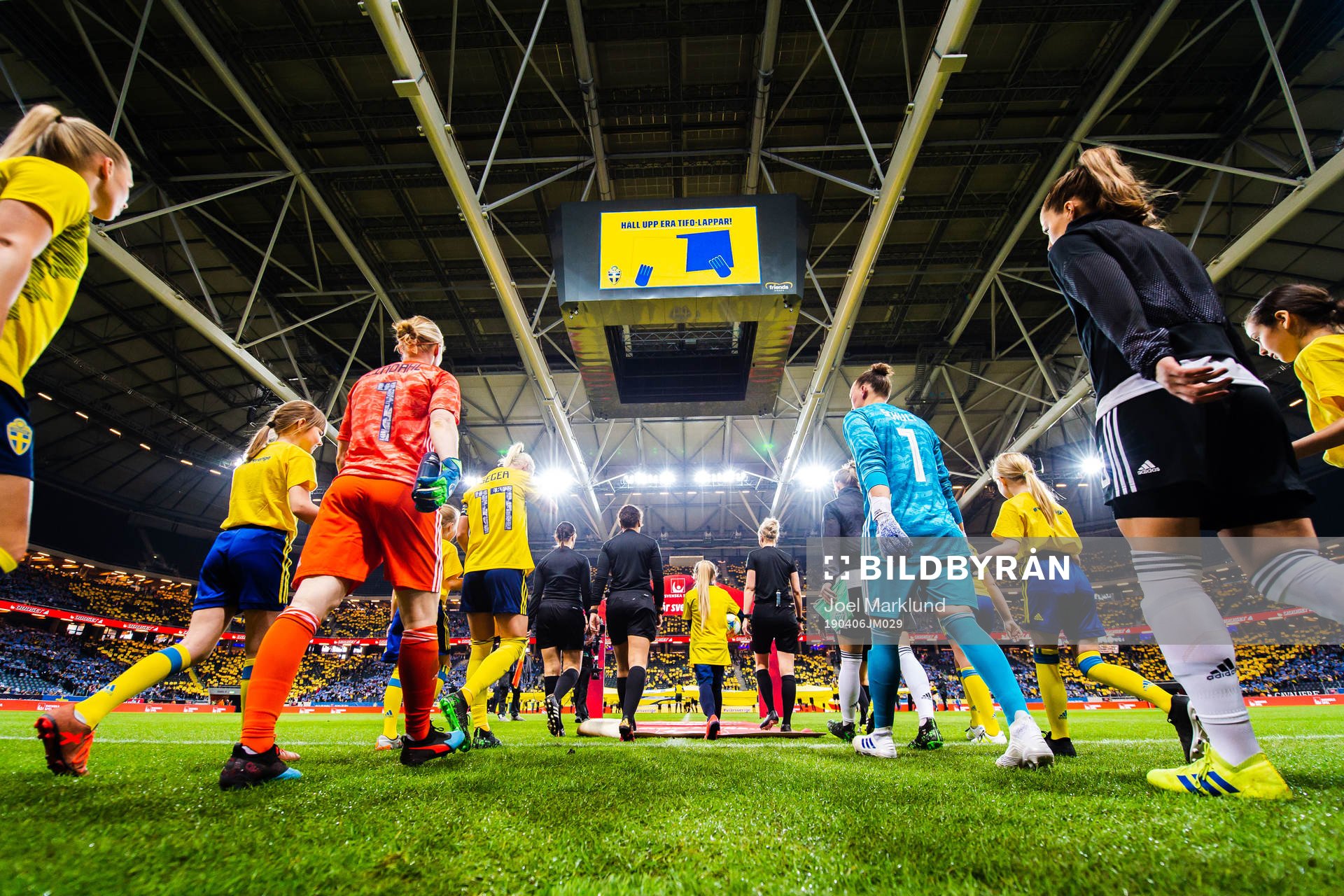 The players enters the pitch