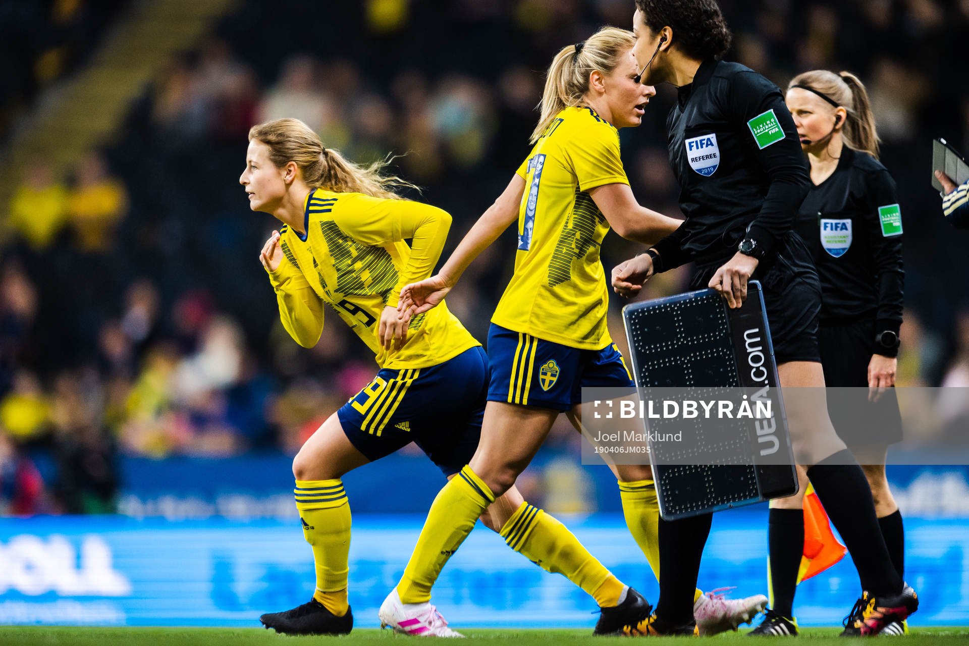 Mimmi Larsson changes with Anna Anvegård of Sweden