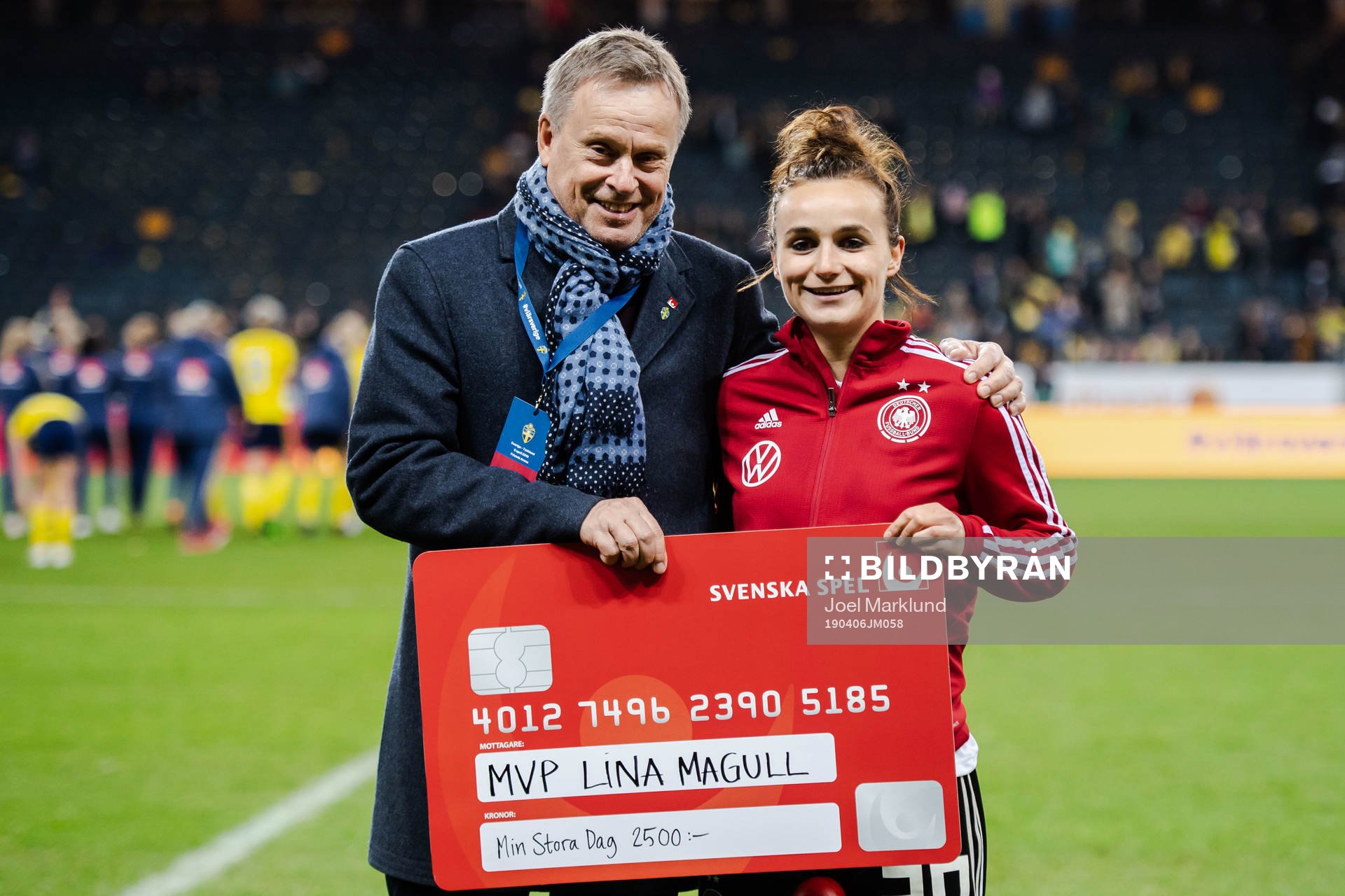 Lina Magull of Germany receives Most Valuable Player from