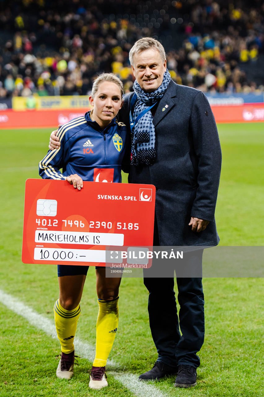 Elin Rubensson of Sweden receives Most Valuable Player