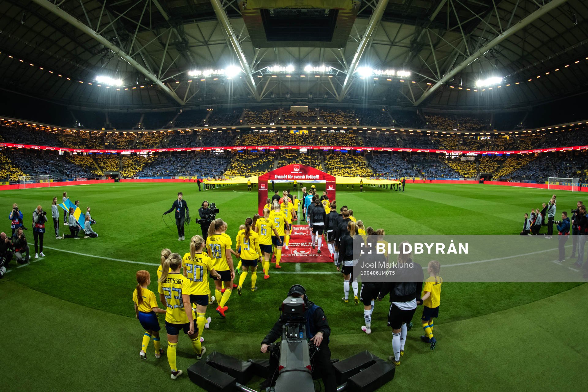 The players of Sweden and Germany enter the field