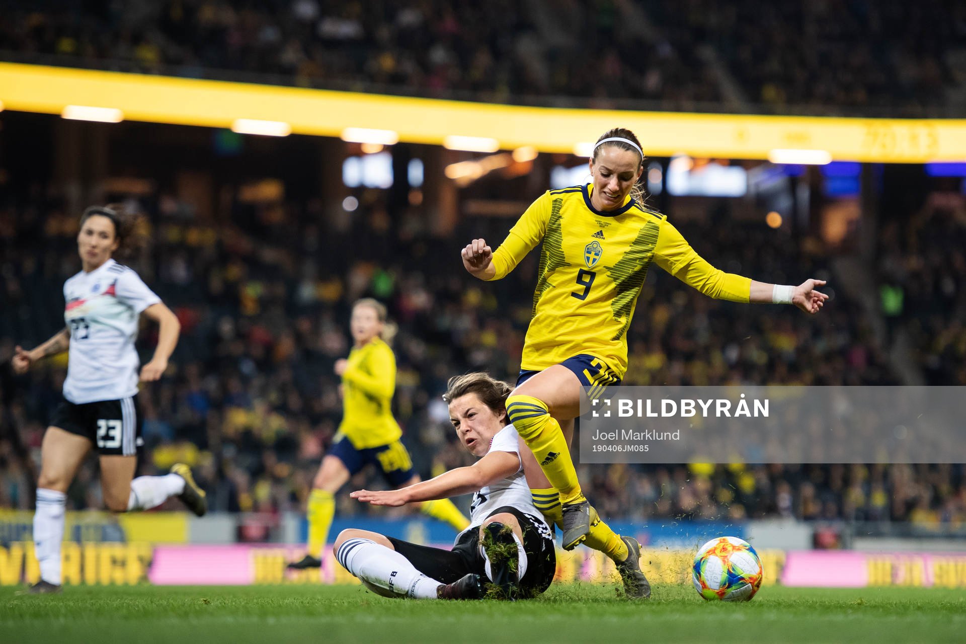 Sara Däbritz of Germany tackles Kosovare Asllani of Sweden