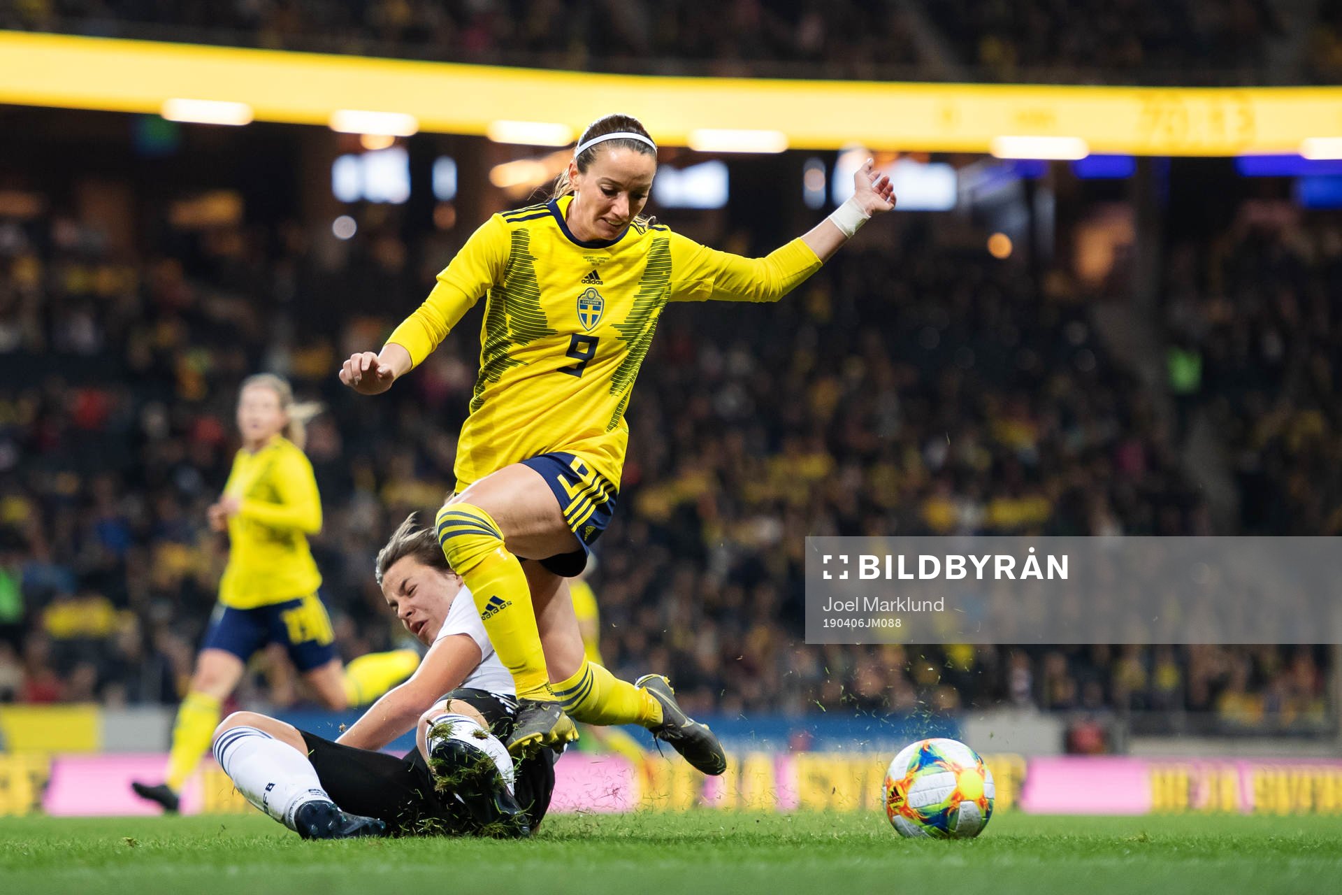 Sara Däbritz of Germany tackles Kosovare Asllani of Sweden