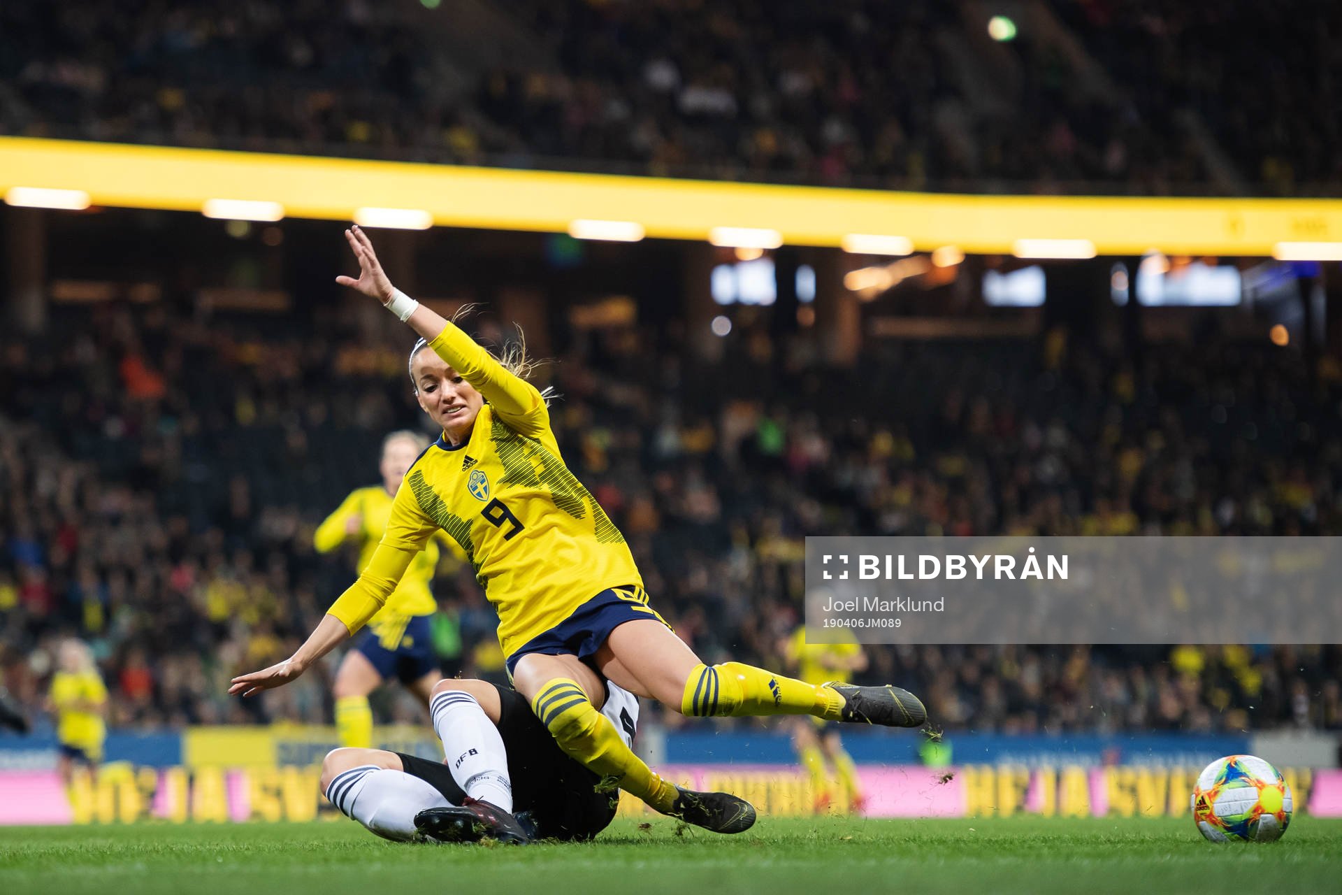 Sara Däbritz of Germany tackles Kosovare Asllani of Sweden
