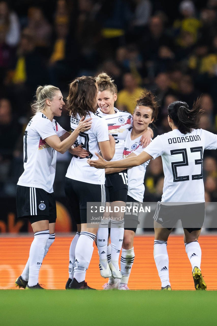 Linda Dallmann of Germany celebrates with teammates