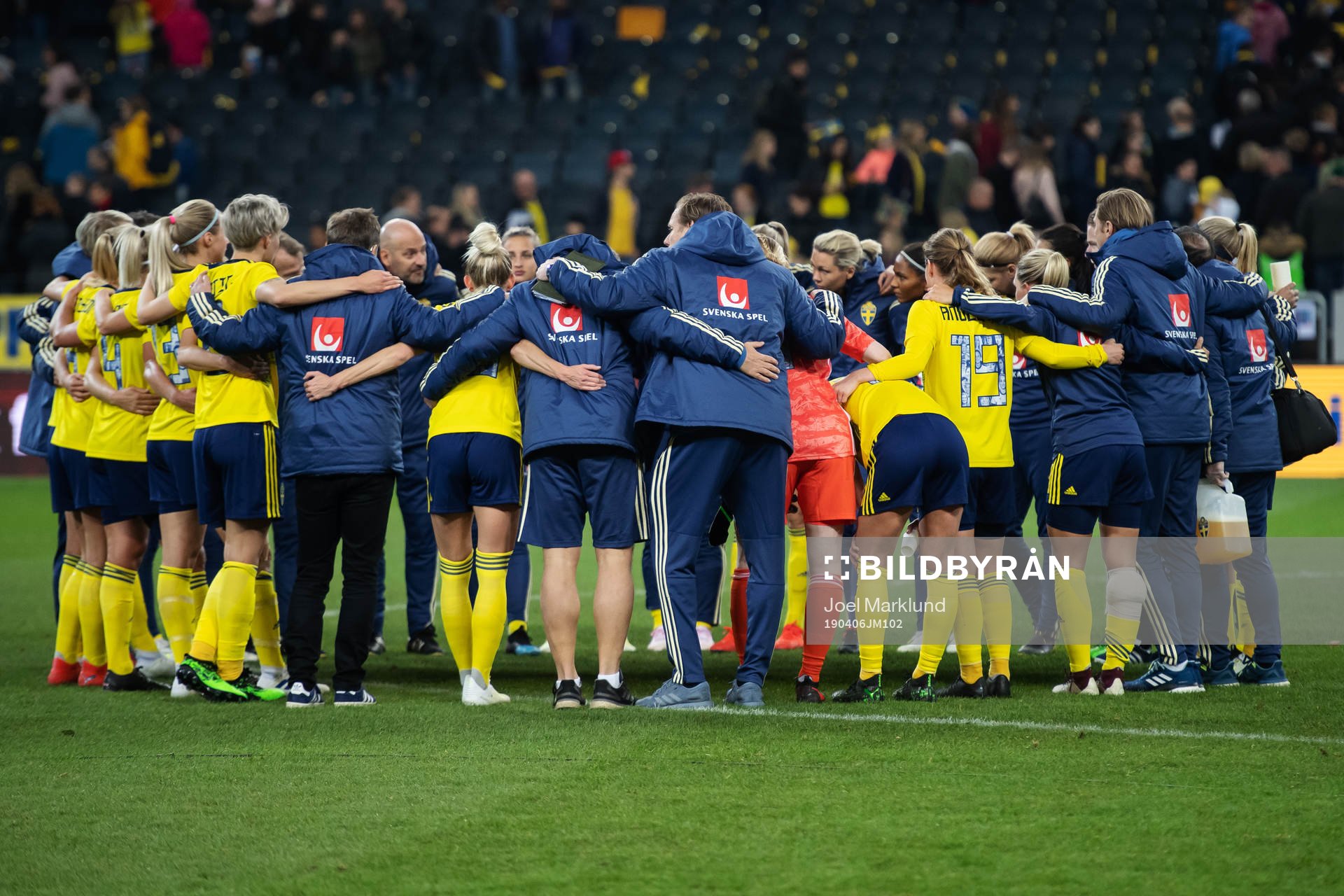 Players and staff members of team Sweden gather around